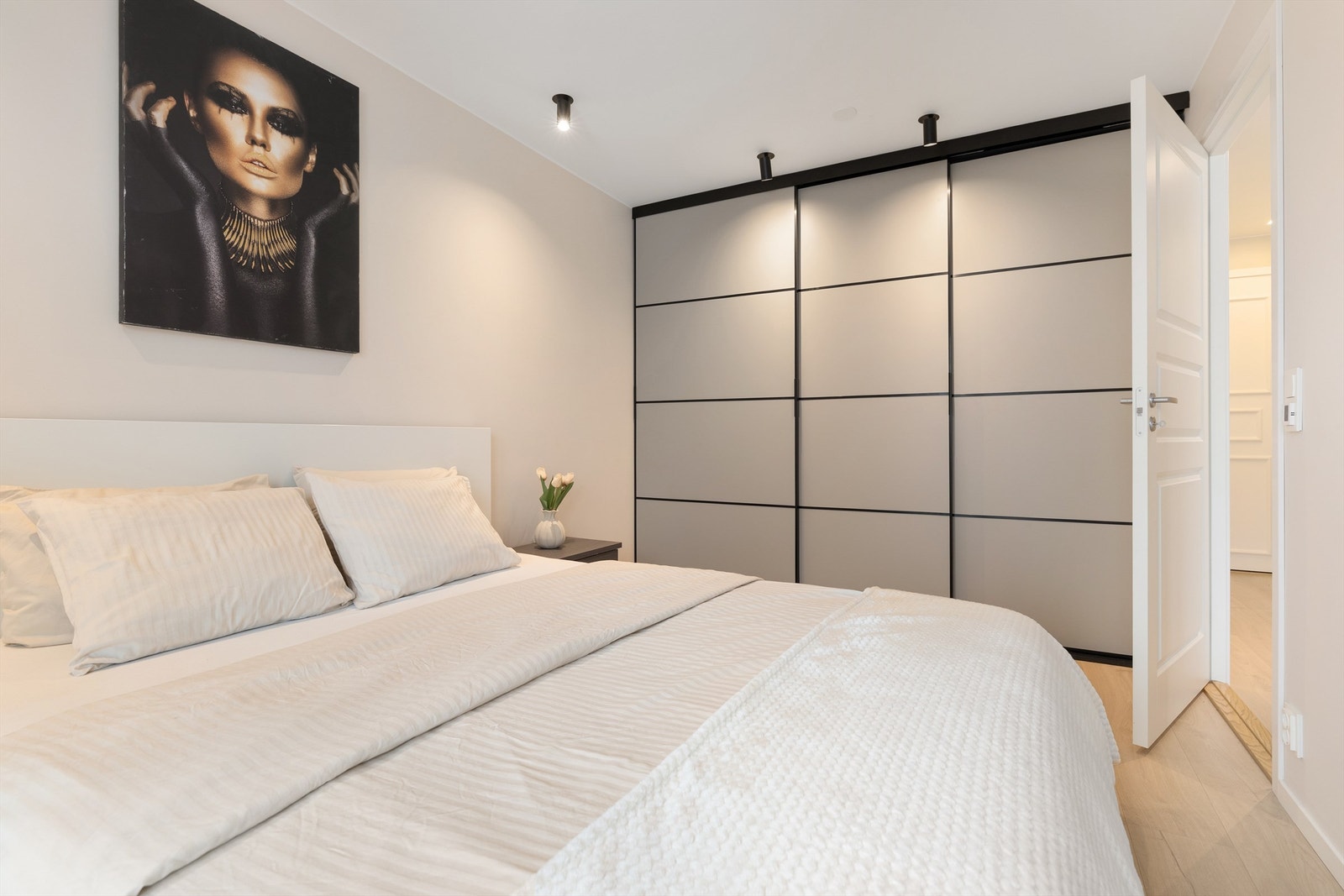 Særdeles god lagringsplass i skyvedørsgarderobe. Rommet har også gulvvarme og beveglige downlights med dimmer Galleribilde