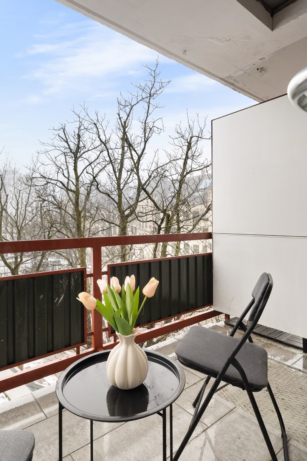 Balkongen har god plass til grill og sittegruppe. Frodig og grønt utsyn sommerstid! Galleribilde