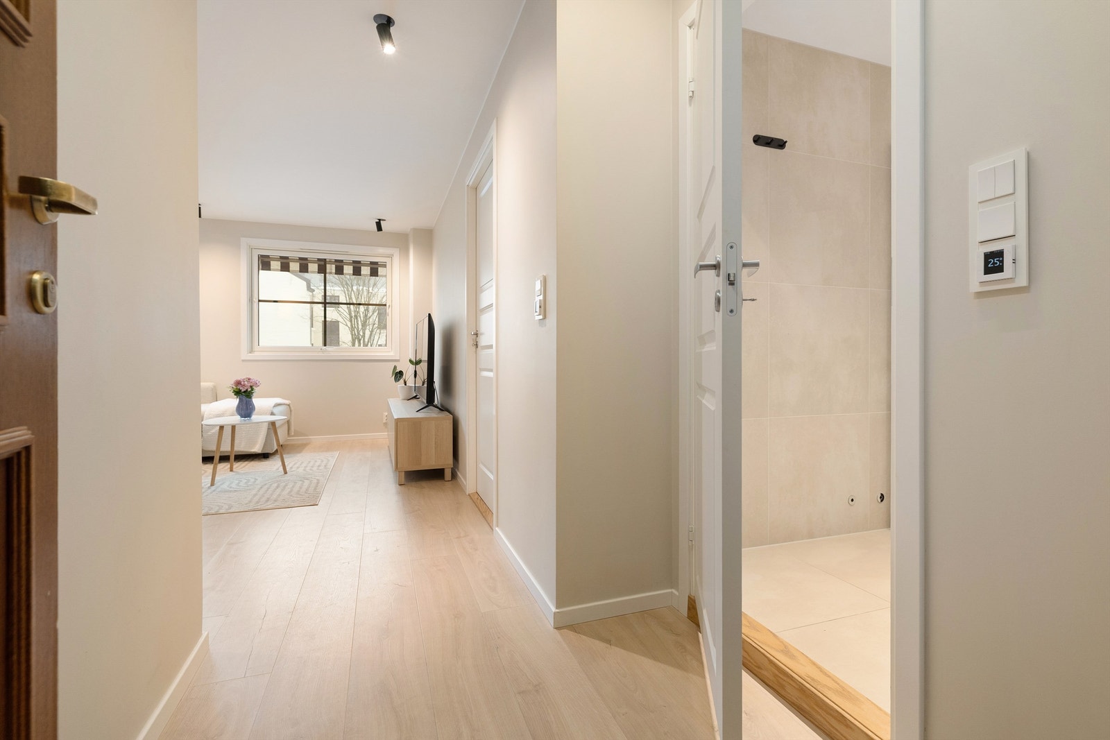 Lys gang med gulvvarme. Leiligheten har en gjennomgående, delikat fargepalett hvor fargene harmonerer med hverandre Galleribilde