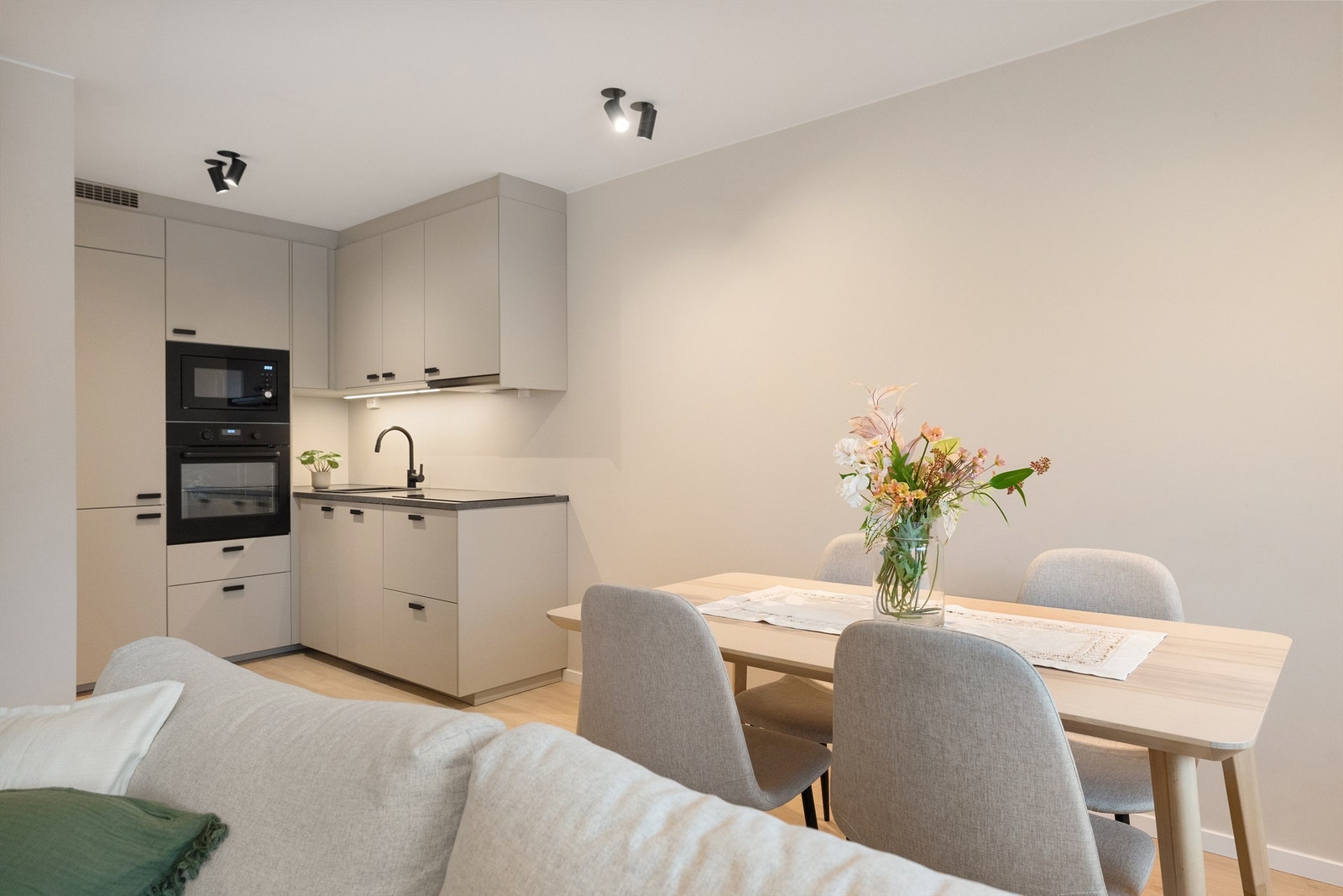 Kjøkkenet har en sosial- og åpen løsning. Ny kjøkkeninnredning i en delikat farge Galleribilde