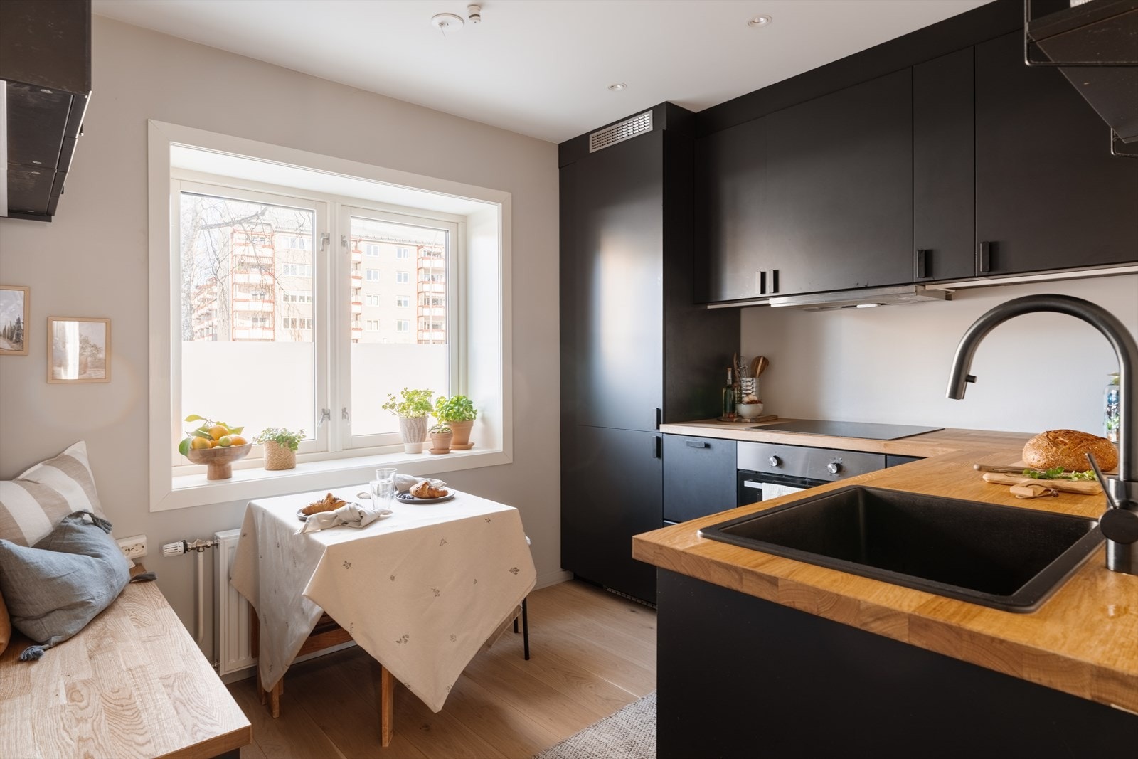 Kjøkkenet ligger separat med plass til spisebord, ideelt for både hverdagsbruk og hyggelige måltider. Galleribilde