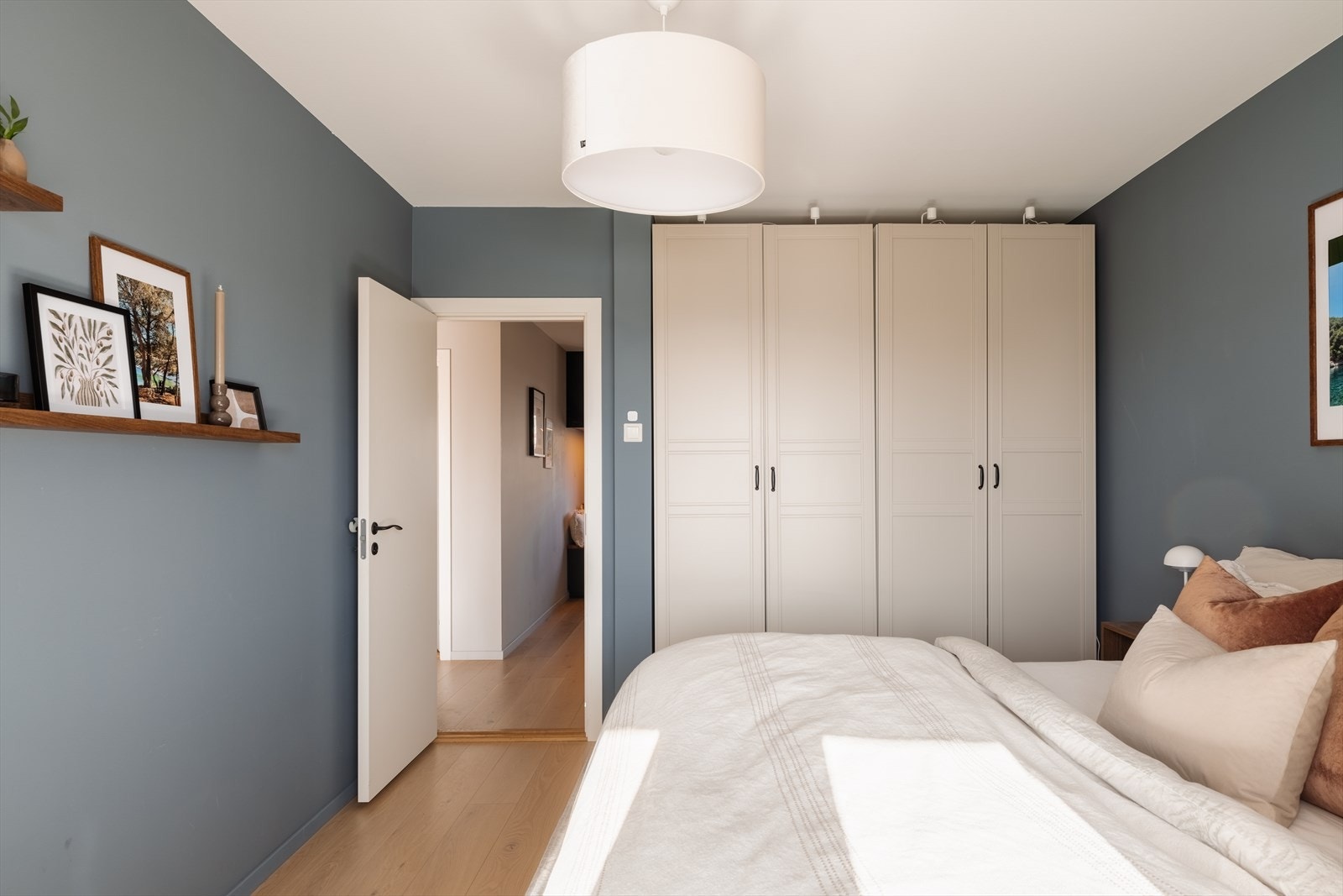 Stort garderobeskap gir rikelig med oppbevaringsplass. Galleribilde