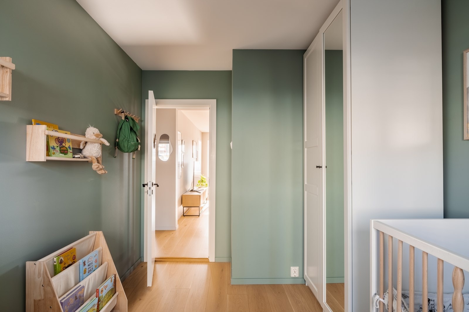 Soverommet har fleksible bruksmuligheter, og egner seg like godt som gjesteværelse, barnerom, hjemmekontor, eller en kombinasjon. Galleribilde