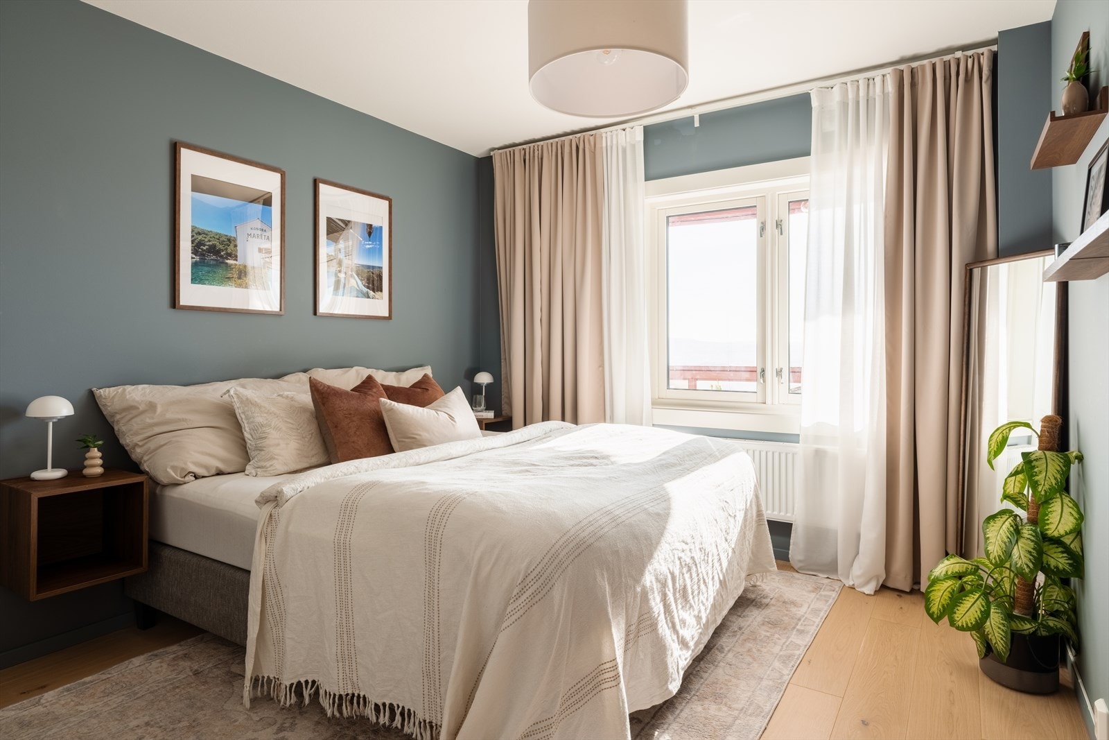 Romslig og innbydende hovedsoverom med god plass til dobbeltseng, nattbord og øvrig møblement. Galleribilde