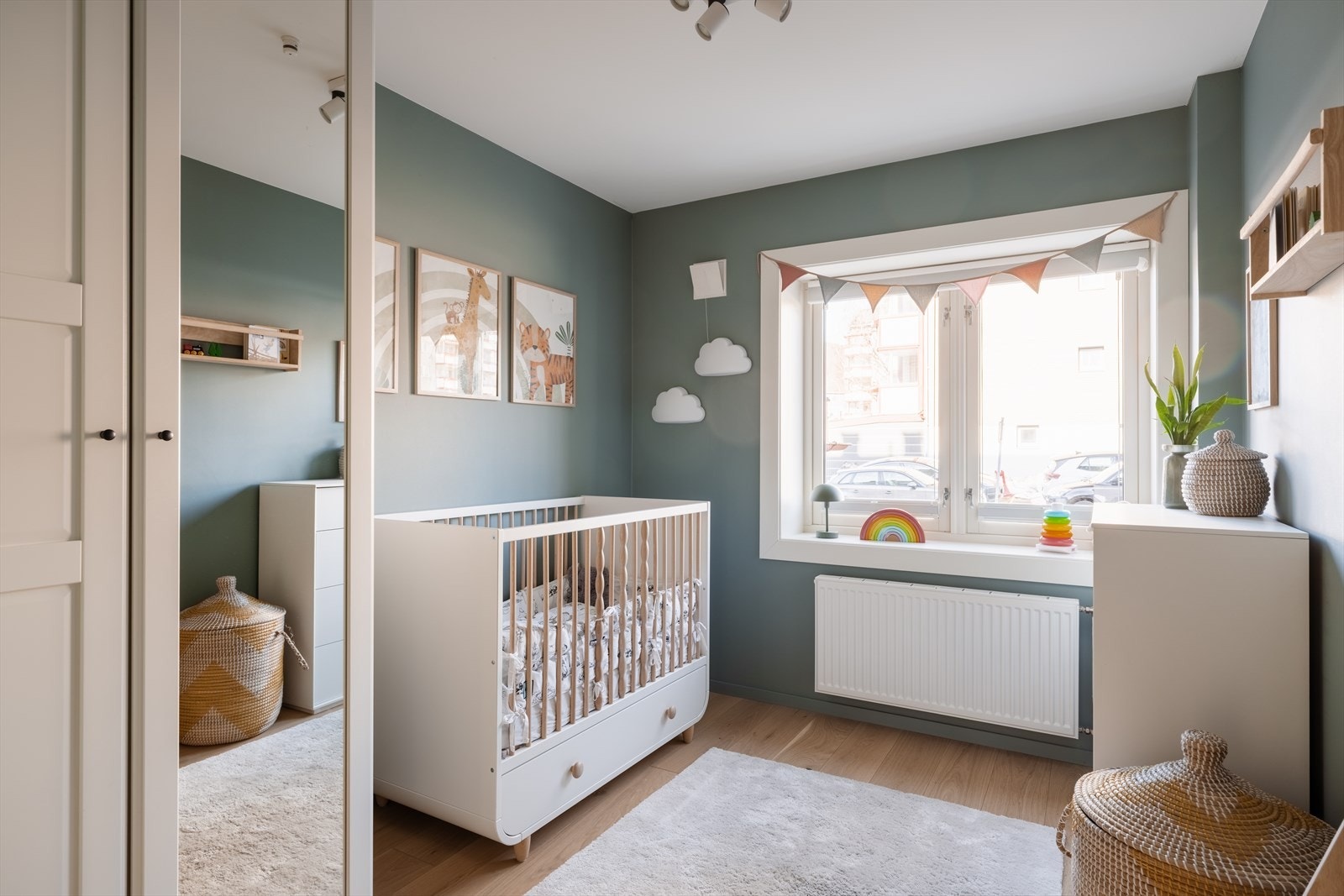 Soverom 2 er et lyst og romslig soverom med gode innredningsmuligheter. Galleribilde