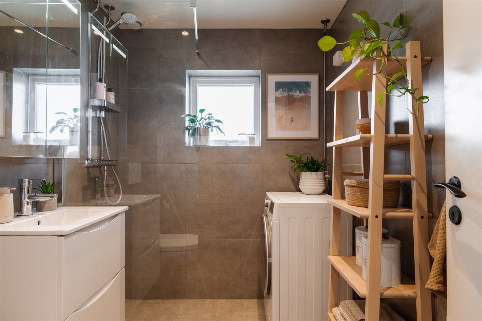 Flott flislagt bad med opplegg for vaskemaskin og behagelig gulvvarme. Galleribilde