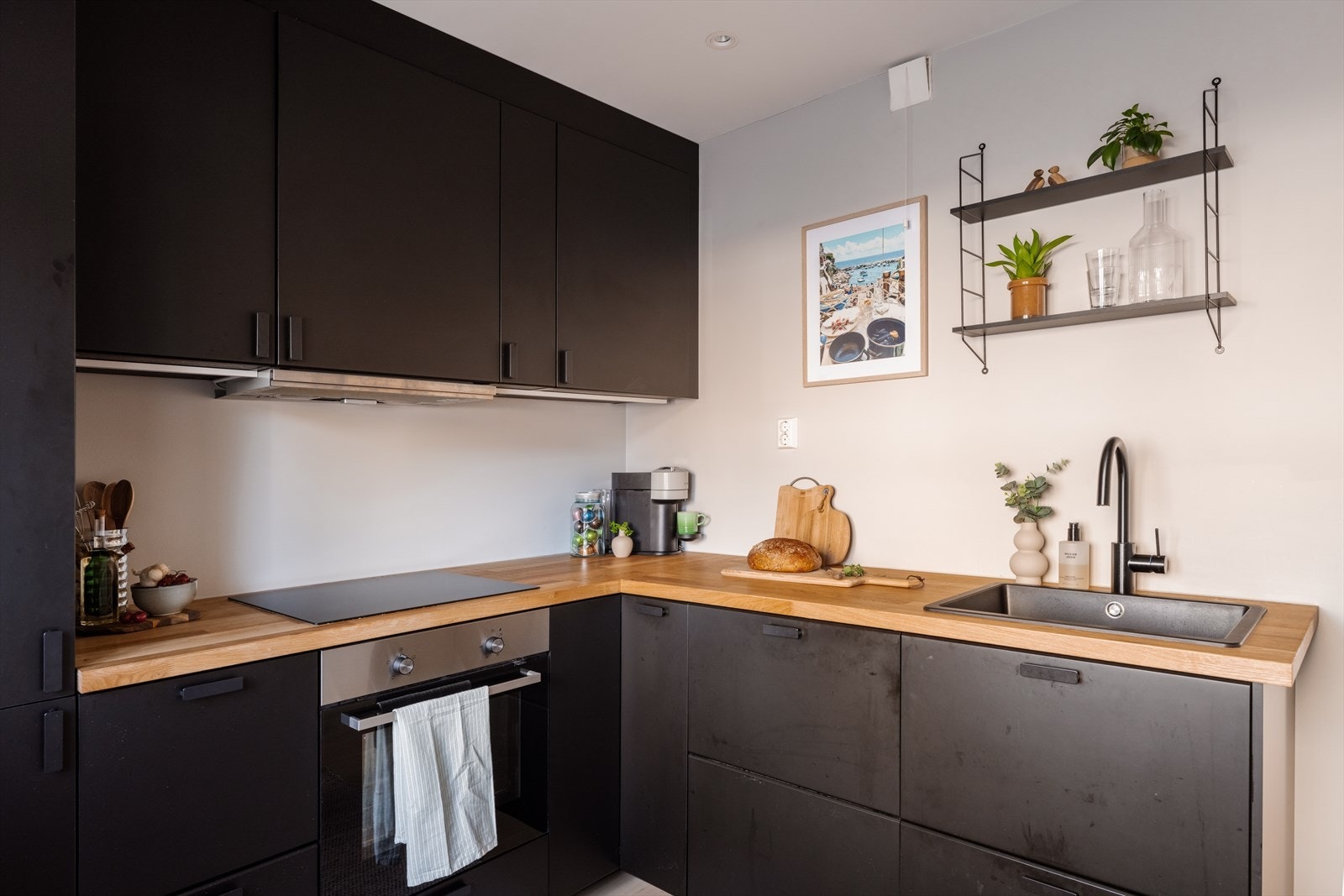 Boligen har en gjennomgående og romslig planløsning med separat kjøkken, stue med utgang til balkong, bad og to fine soverom. Galleribilde