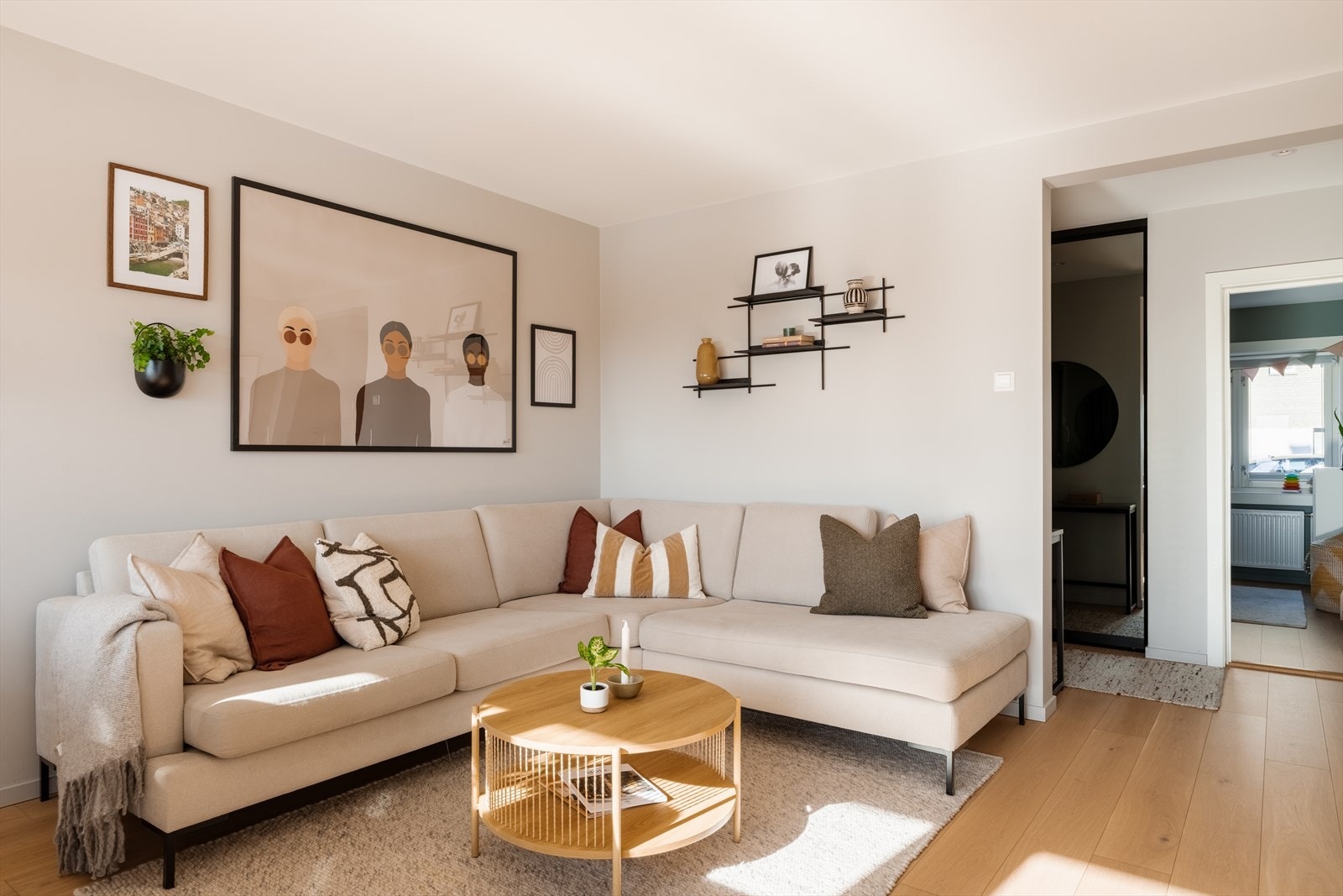 Alle overflater er malt i en nydelig fargetone, som skaper en lys og harmonisk atmosfære og gjør det enkelt å innrede etter eget ønske. Galleribilde