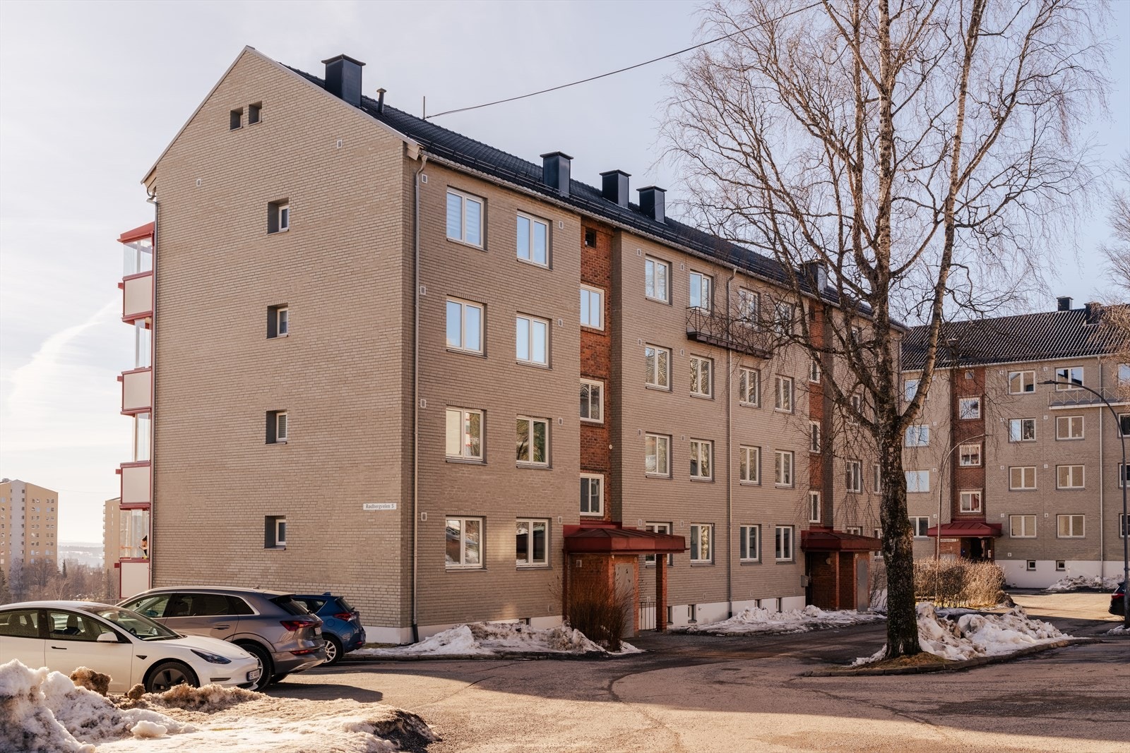 Borettslaget har ca. 150 parkeringsplasser for utleie til beboere i borettslaget. Det er pt. 8 stykker på venteliste og prisen er 150,- pr md. Galleribilde