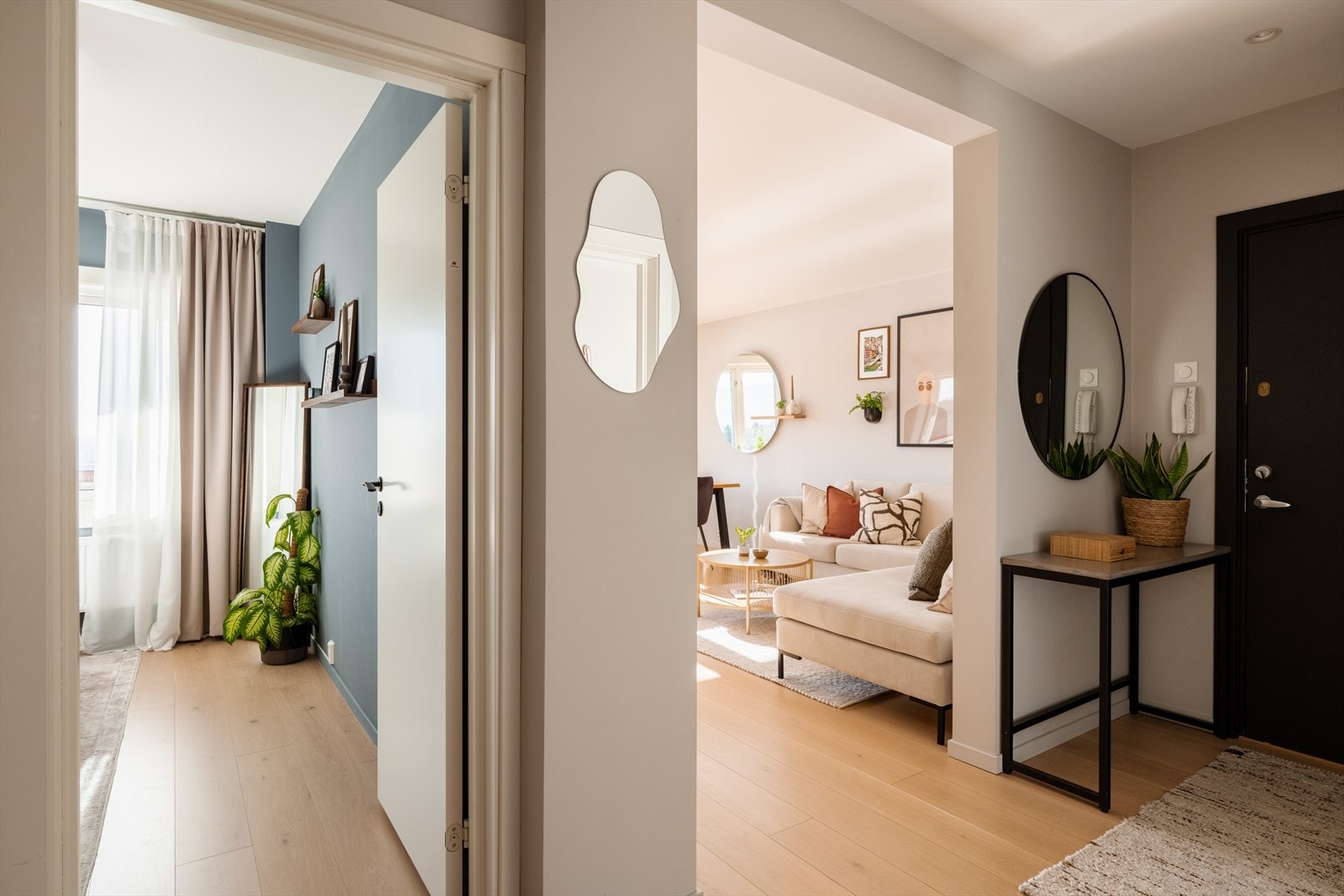 Leiligheten har to flotte og romslige soverom med gode lysforhold, perfekte for både avslapning og oppbevaring. Galleribilde