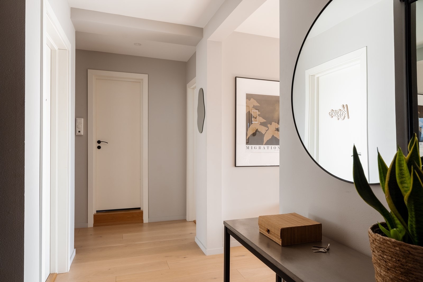 En innbydende entré ønsker deg velkommen hjem og setter tonen for resten av leiligheten. Galleribilde