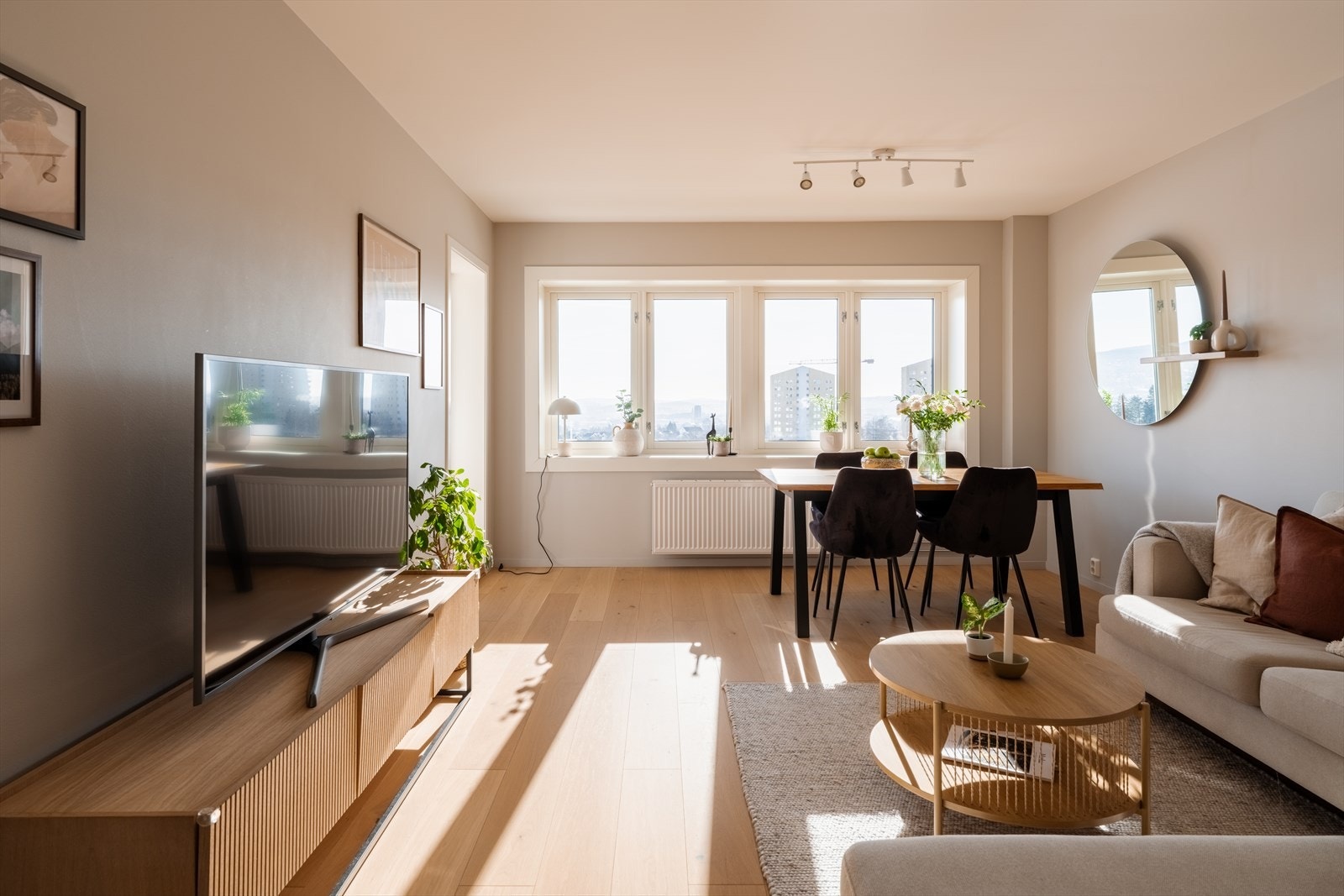 Den lyse og hyggelige stuen har store vindusflater som sikrer gode lysforhold og gir rommet en luftig atmosfære. Galleribilde