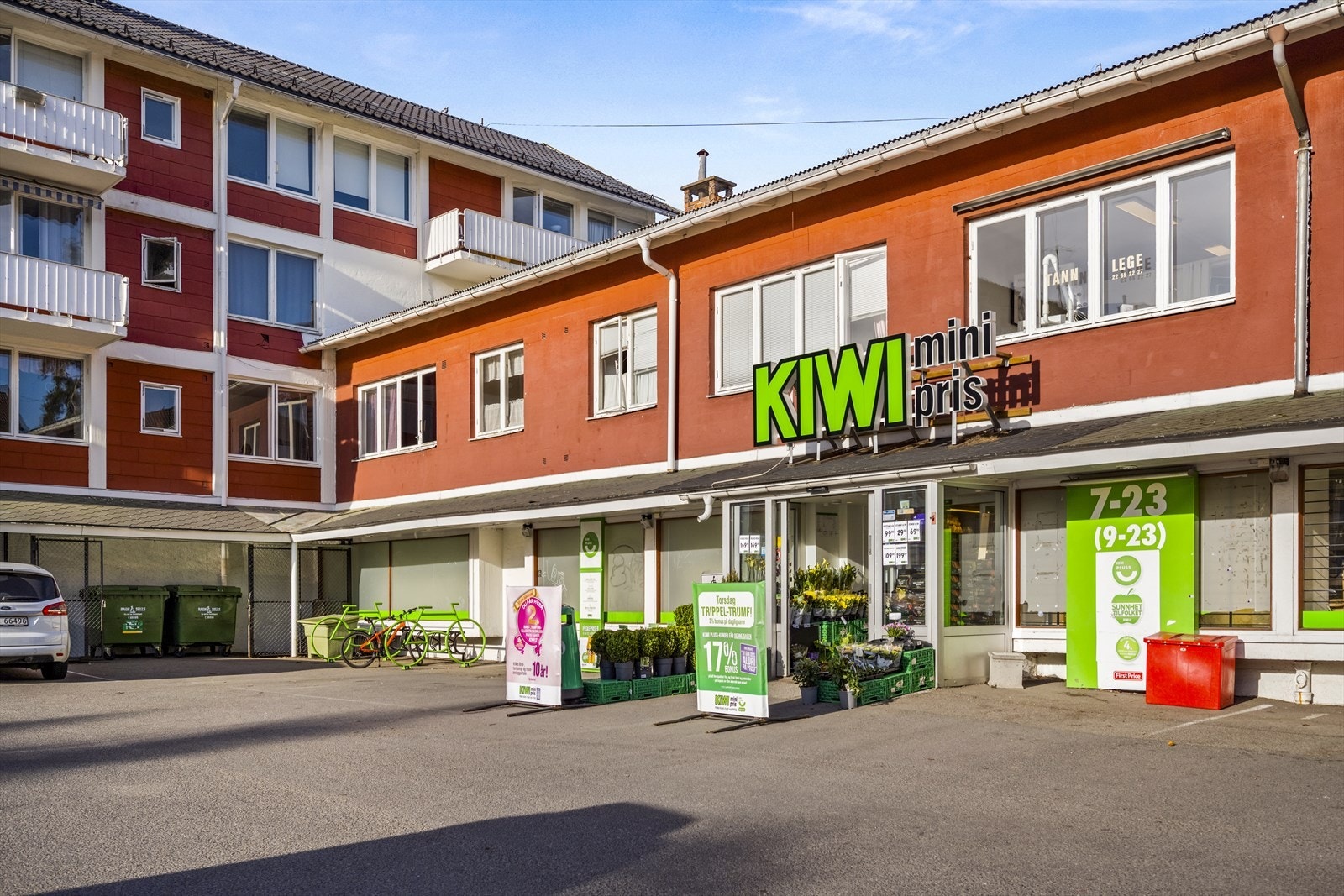 Ggangavstand til dagligvarebutikker som Kiwi Tonsenhagen og Rema 1000 Årvoll, samt apotek og posttjenester. Galleribilde