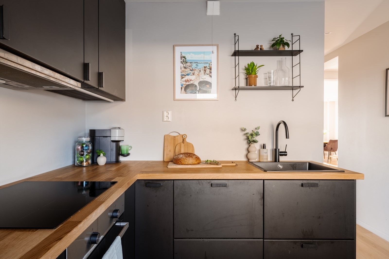 Kjøkkenet er utstyrt med integrert koketopp, stekeovn, oppvaskmaskin og kombinert kjøle- og fryseskap. Galleribilde