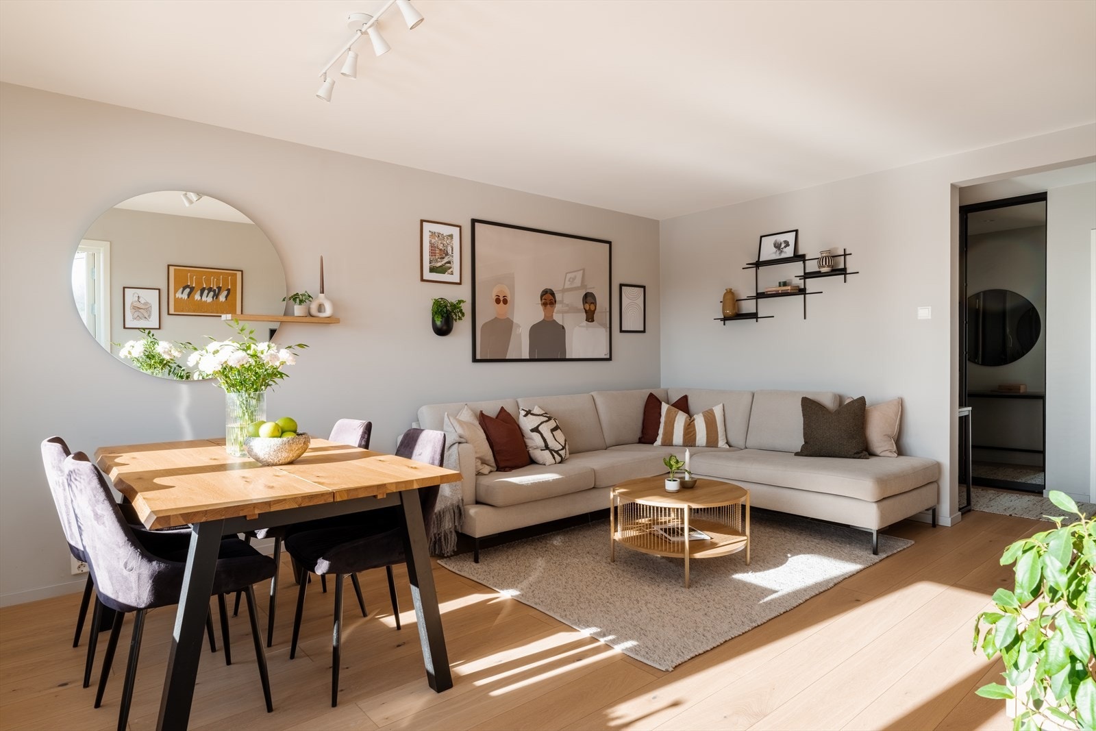 Den fine planløsningen gjør det enkelt å innrede med sofa, TV-møbler, spisebord og øvrig møblement Galleribilde