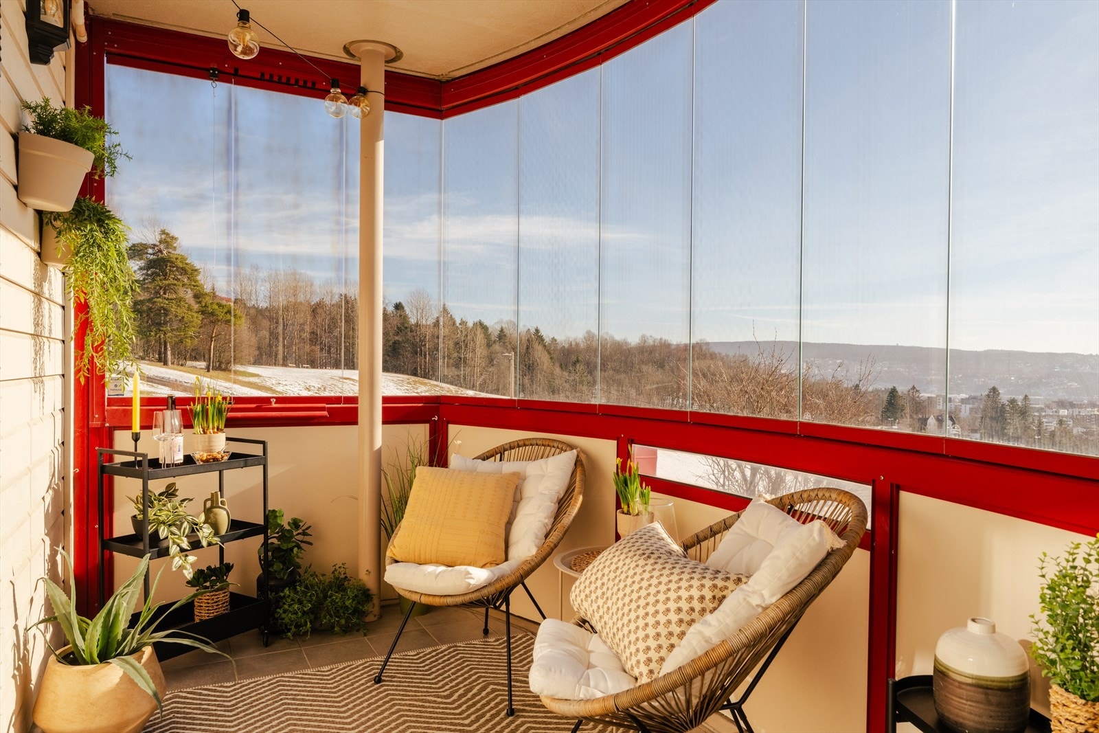 Balkongen er innglasset, noe som gjør at den kan benyttes året rundt. Her får du en lun og hyggelig uteplass som forlenger sesongen, perfekt for både morgenkaffen og avslappende kvelder. Galleribilde