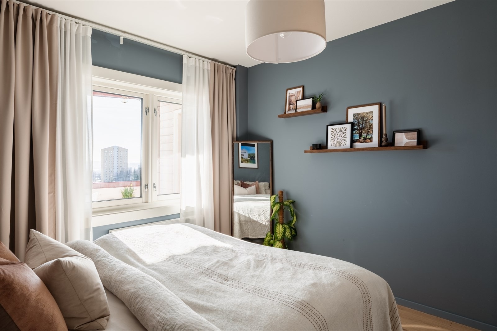 Behagelige fargetoner på veggene skaper en behagelig og avslappende atmosfære. Galleribilde