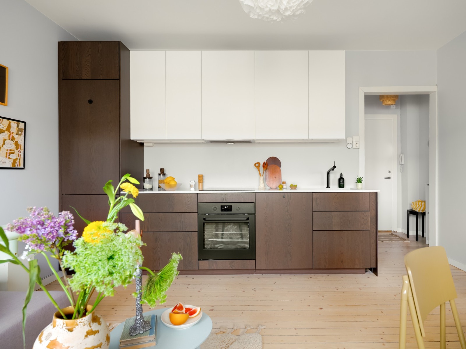 Kjøkkenet er innbydende og moderne. Det er godt med skapplass i både over- og underskap. Galleribilde