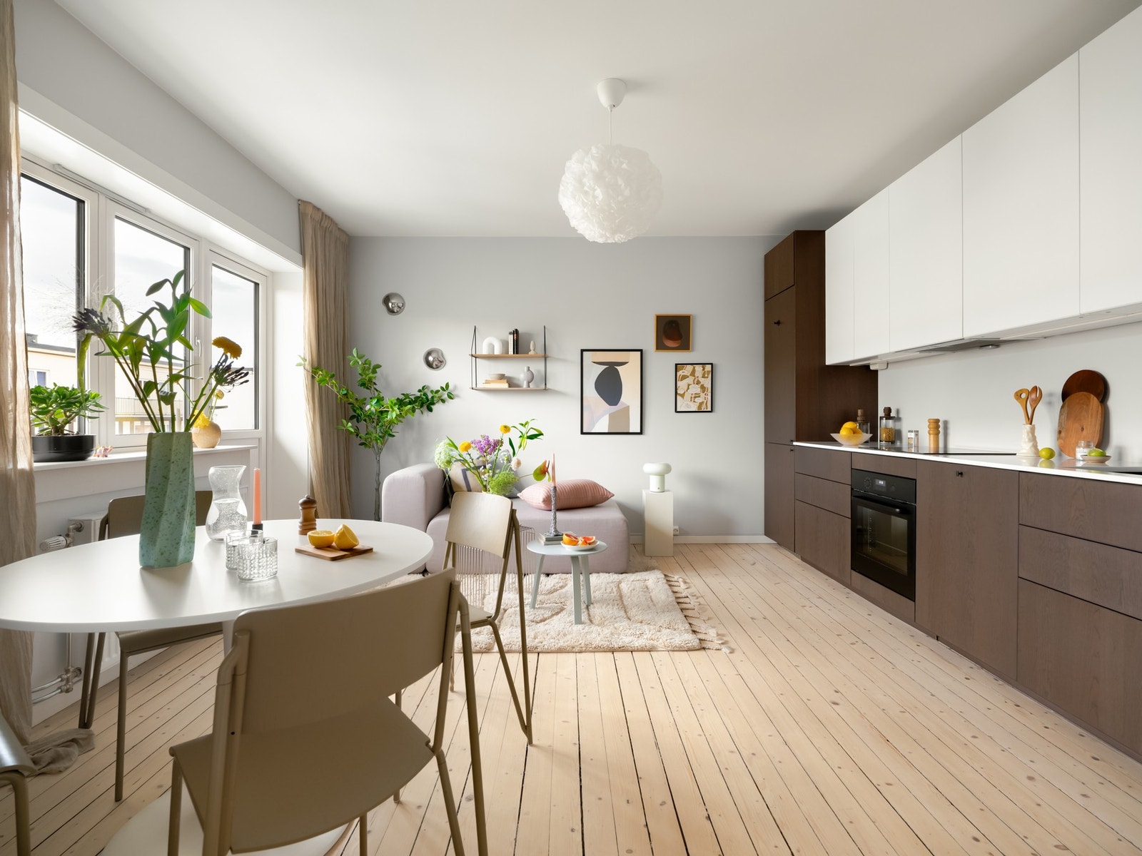 Den åpne kjøkken- og stueløsningen gjør dette til et sosialt allrom og er det naturlige samlingspunktet i leiligheten. Galleribilde