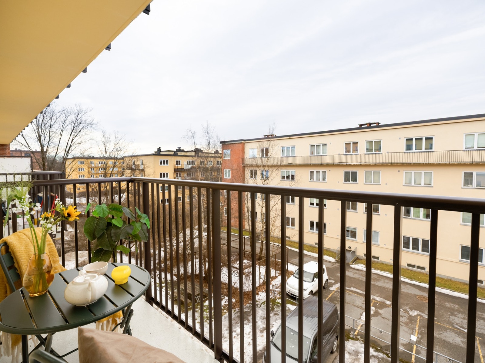 Balkongen vender mot sydvest og har svært gode solforhold fra ca. kl. 09:00 til 19:00 midt på sommeren. Galleribilde