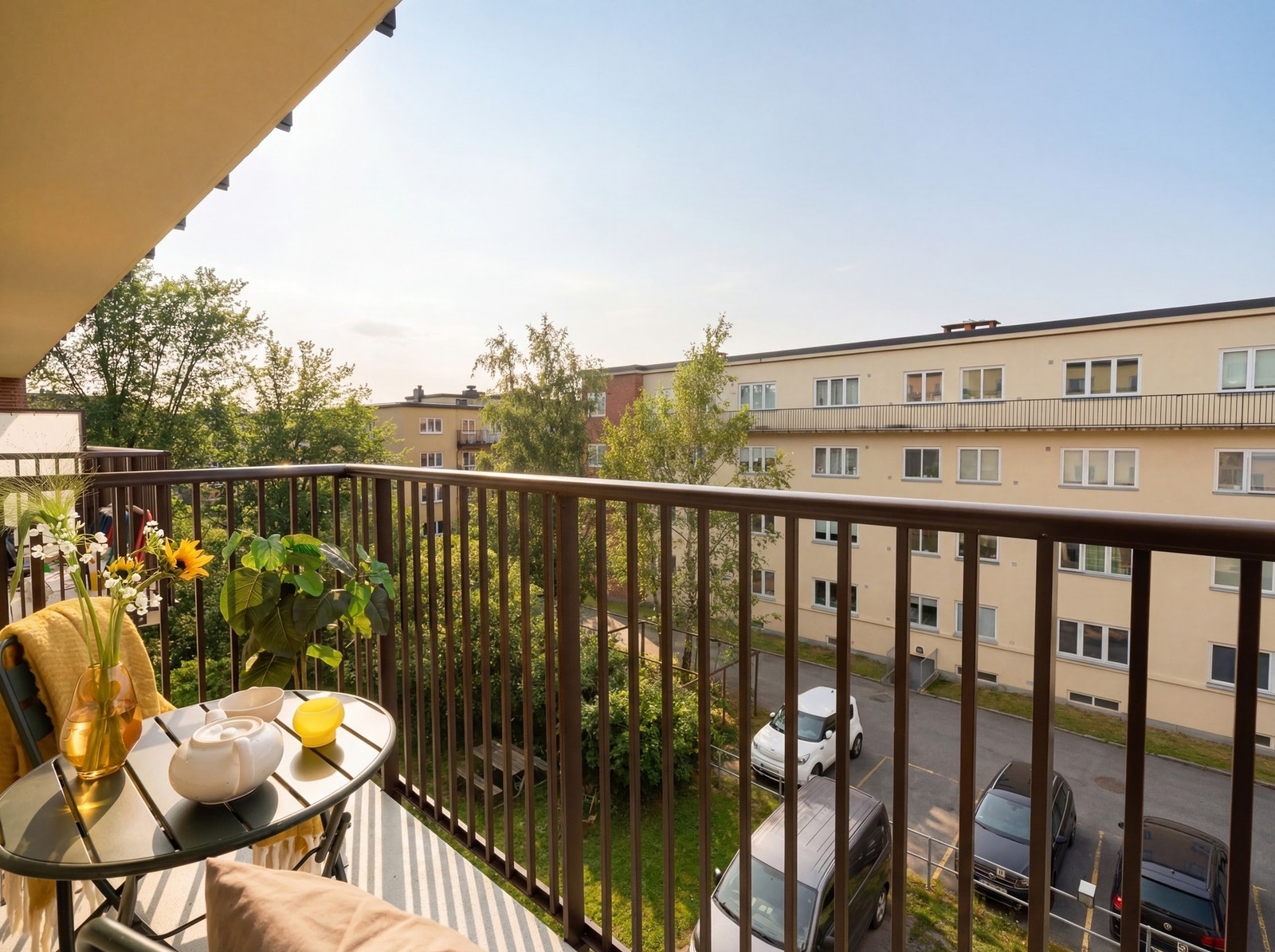 Her gir vi deg en liten smak av sommer fra balkongen. Det er bare å glede seg, for denne kommer du til å like! Bildet er KI-generert for å illustrere sommerforhold. Avvik kan forekomme. Galleribilde