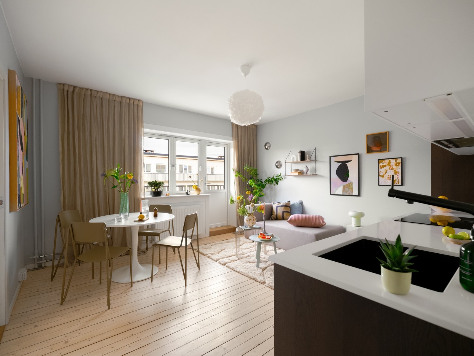 Dette er en vakker og lys 2-roms med en sentral og populær beliggenhet i grønne omgivelser. Galleribilde