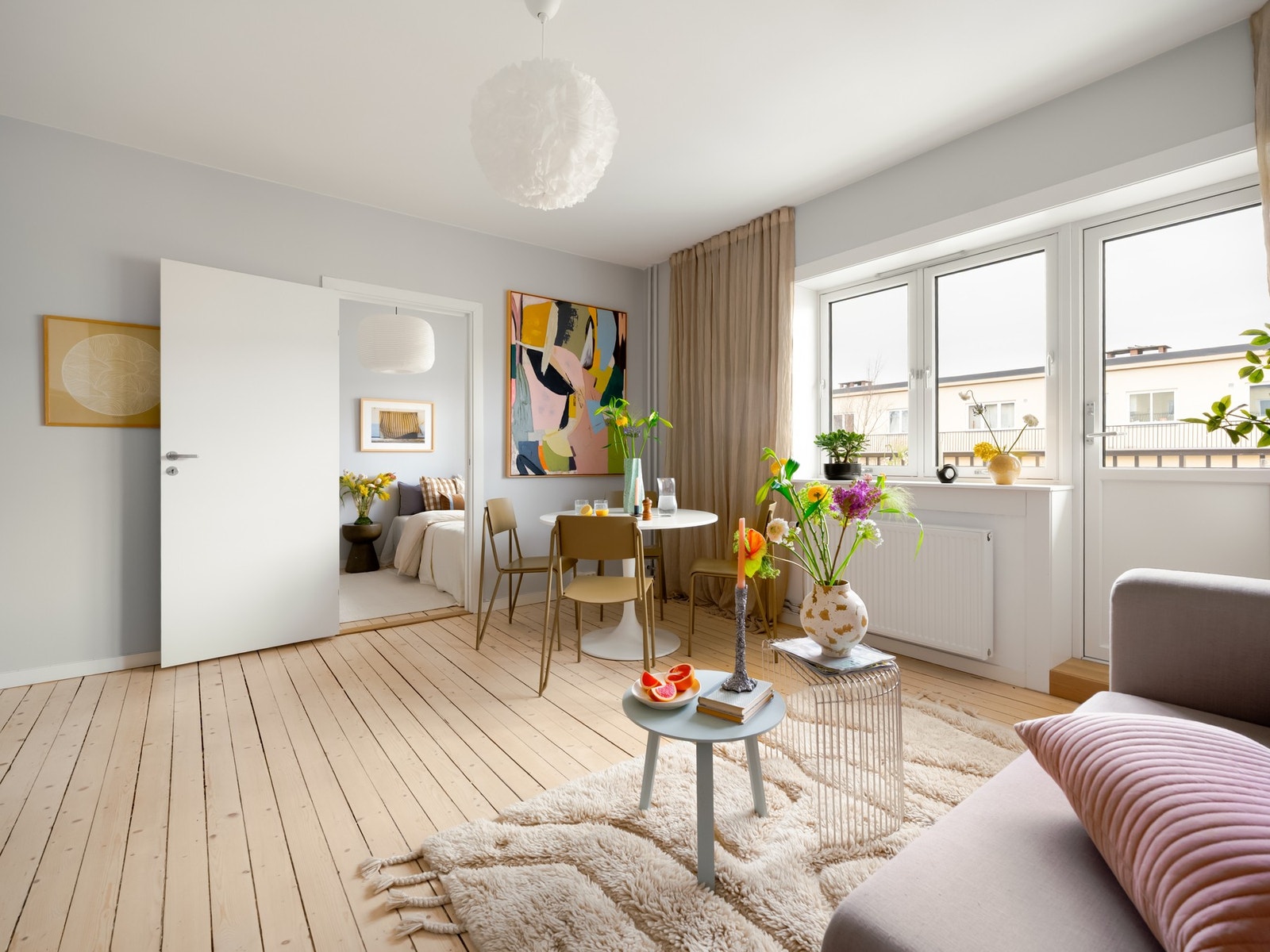 Stuen er romslig med god plass til ulikt møblement. Galleribilde