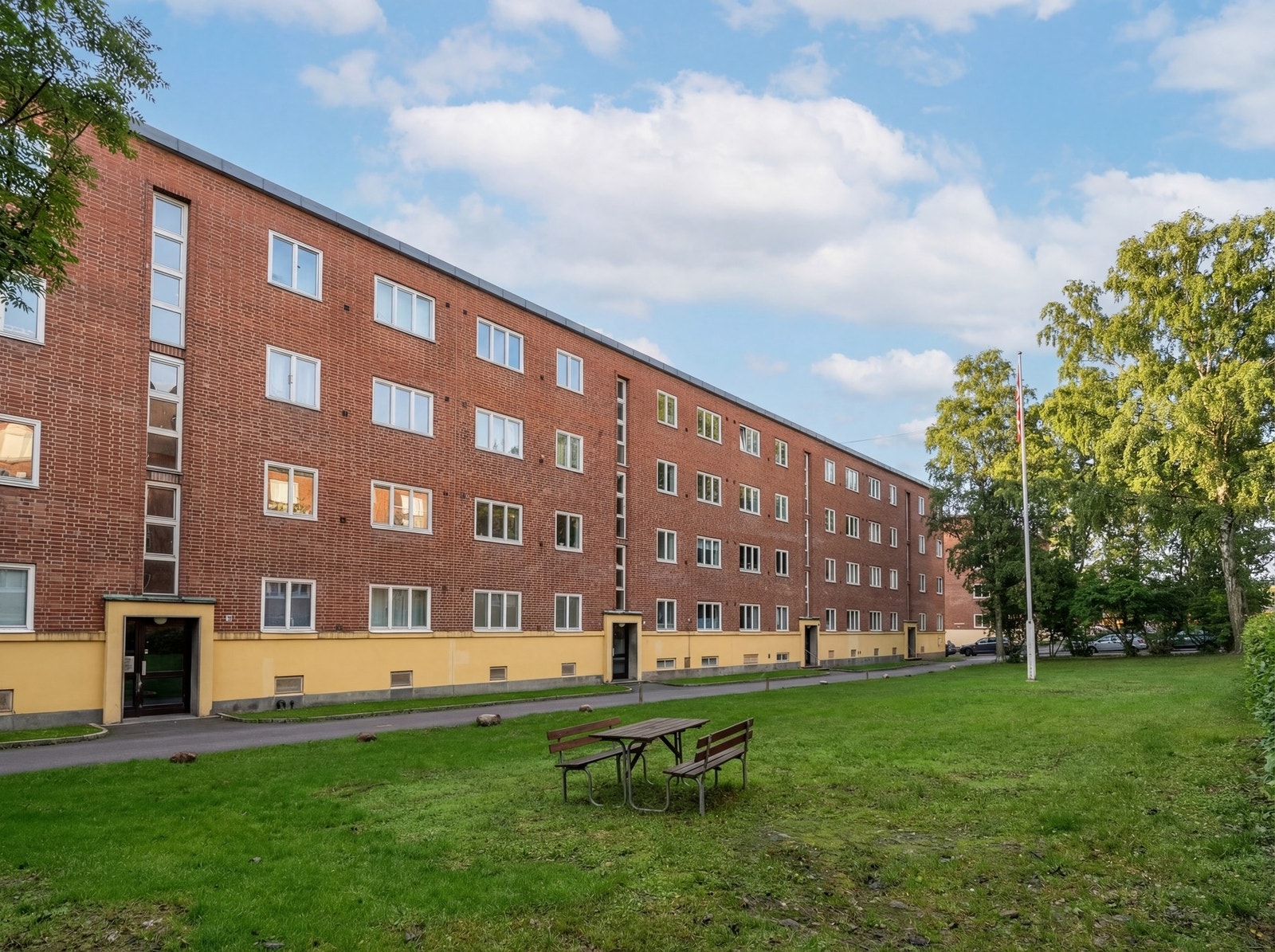 Her bor du med en sentral og populær beliggenhet i grønne omgivelser på Sinsen. Bildet er KI-generert for å illustrere sommerforhold. Avvik kan forekomme. Galleribilde