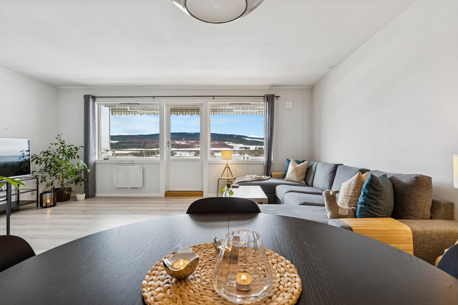 Romslig og koselig stue. De store vindusflatene gir godt med naturlig lys. Galleribilde