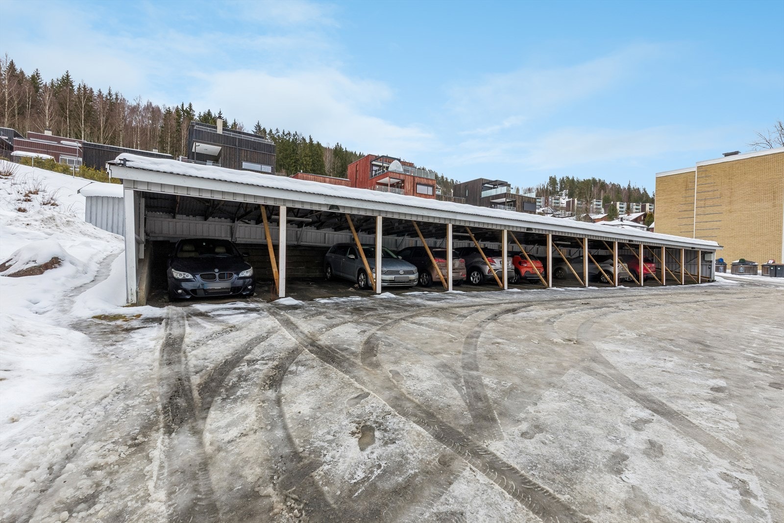 Parkering i carport. Gjesteparkering ellers på borettslagets tomt. Galleribilde