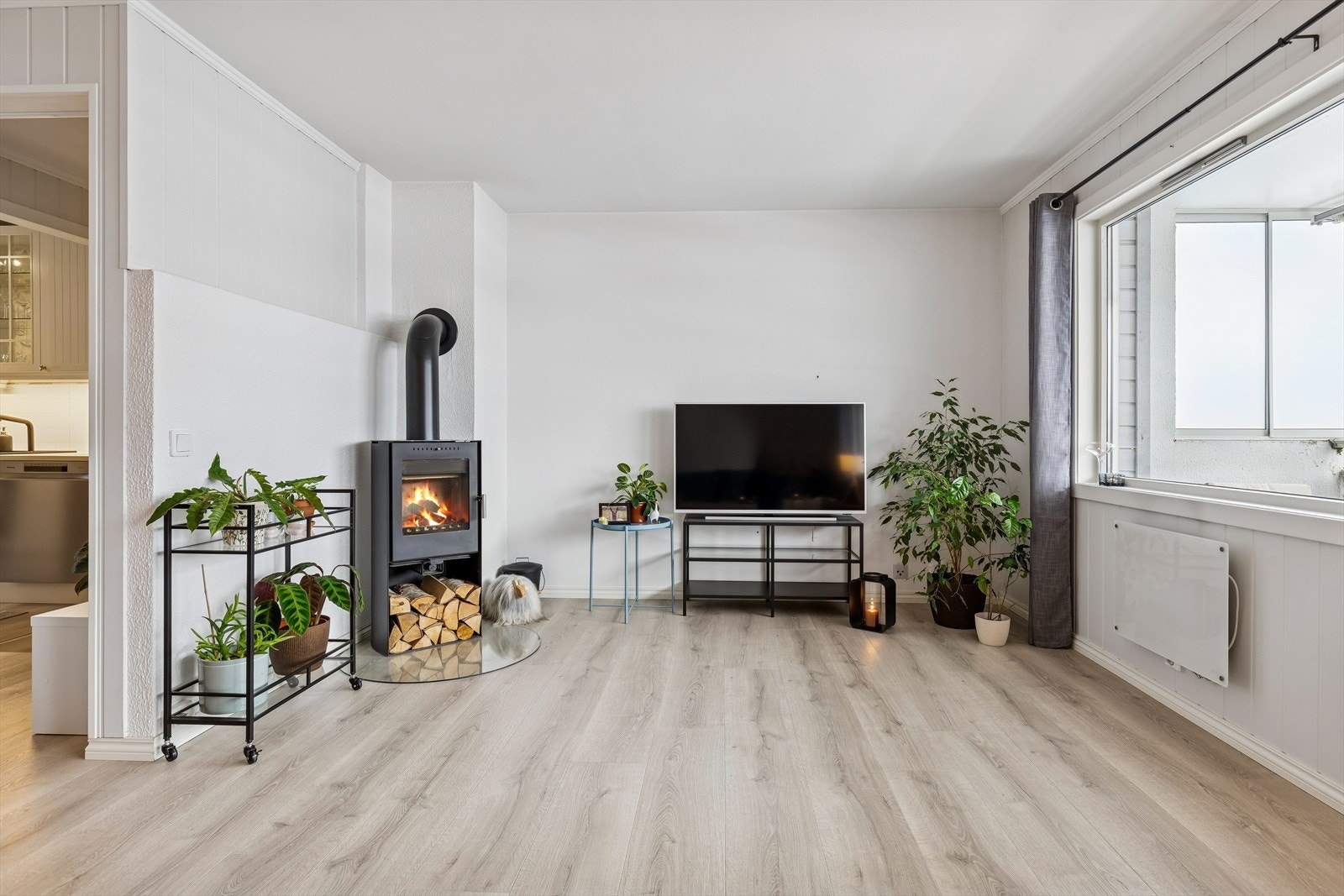 Boligen varmes opp med panelovner og vedfyring. Galleribilde