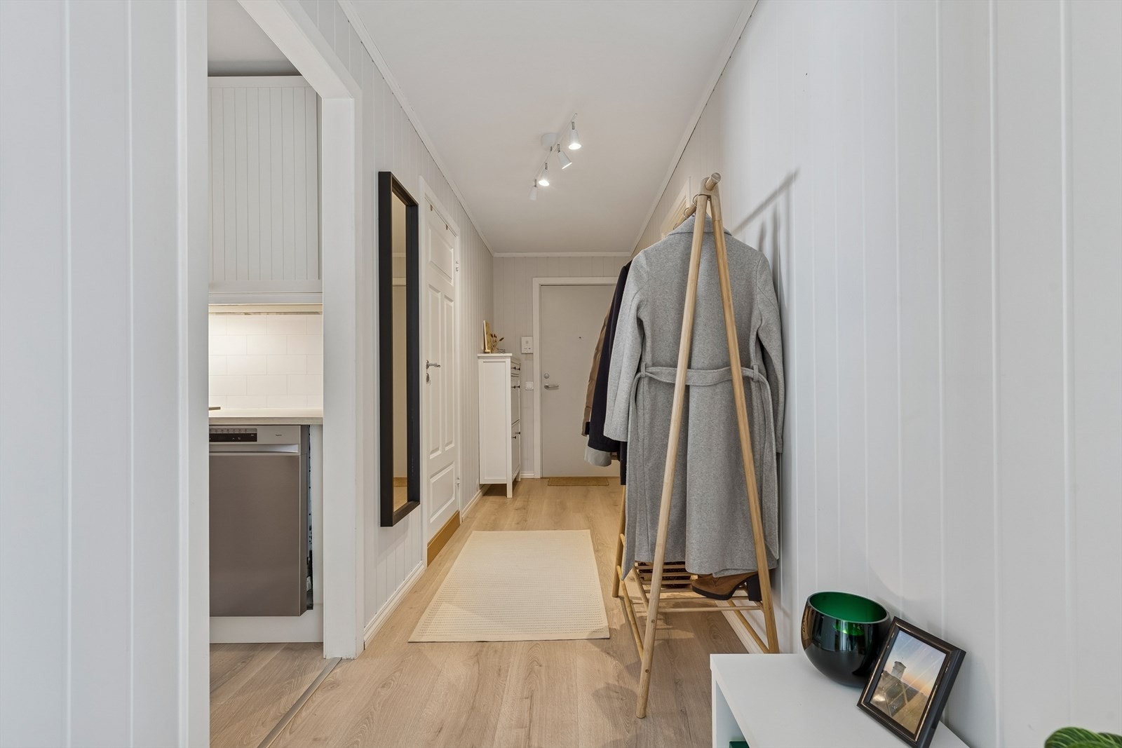 Romslig og lys entrè med gode muligheter for oppbevaring. Galleribilde