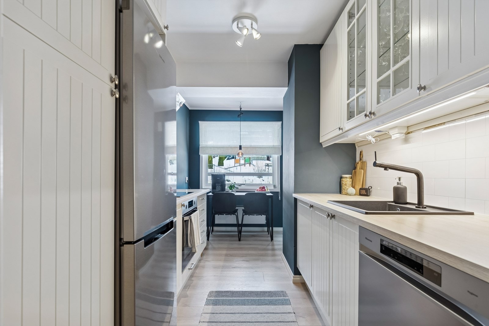 Flott kjøkken med svarte detaljer. Galleribilde