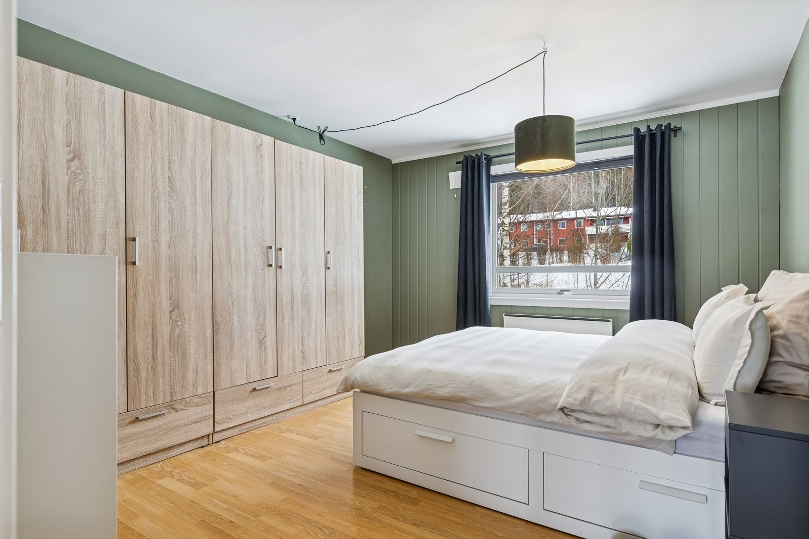 Leiligheten har 2 soverom. Det er godt med skapplass på hovedsoverommet. Galleribilde