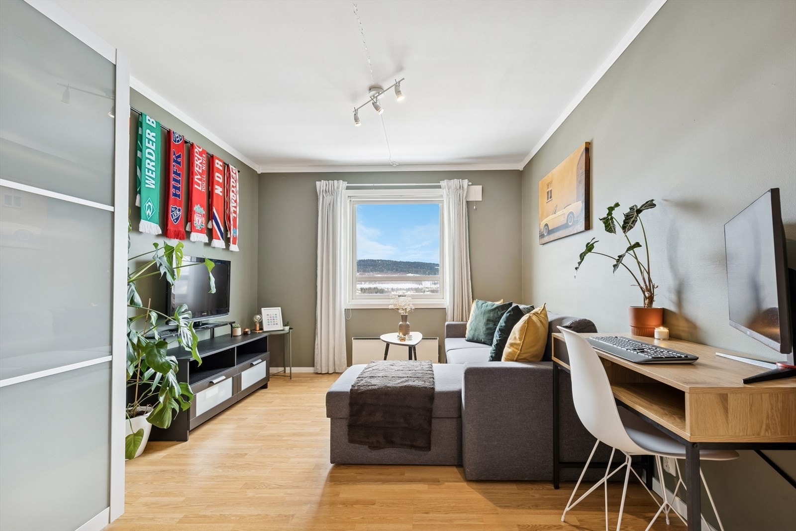 Soverom 2 er også romslig og det er skyvedørsgarderobe i dette rommet. Galleribilde