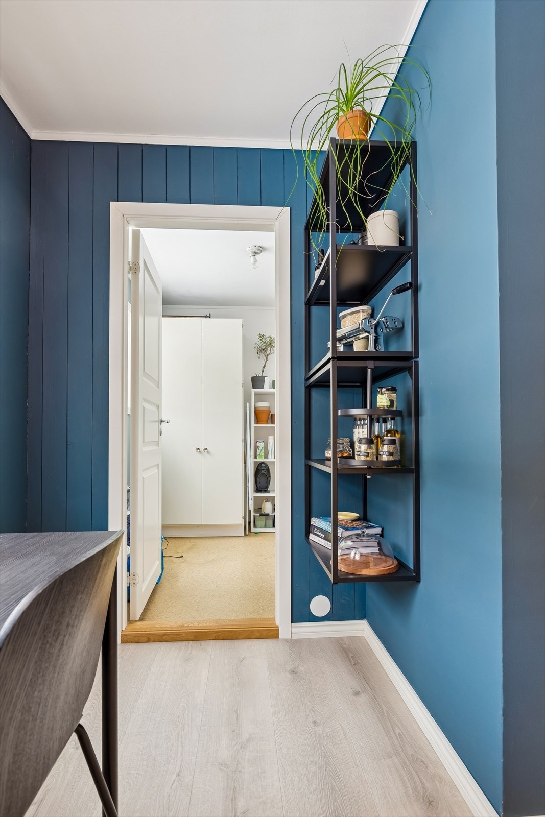 Det er et praktisk vaskerom i tilknytning til kjøkkenet. Galleribilde