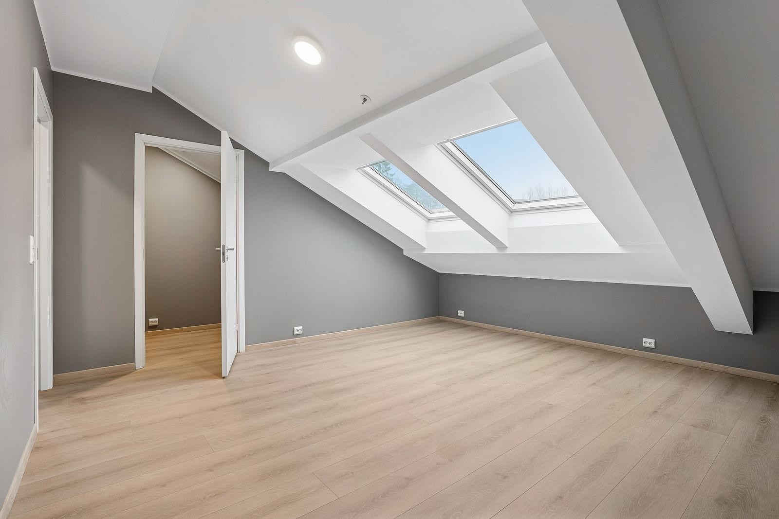 Soverom 1 av 2 med tilhørende bod/walk-in Galleribilde