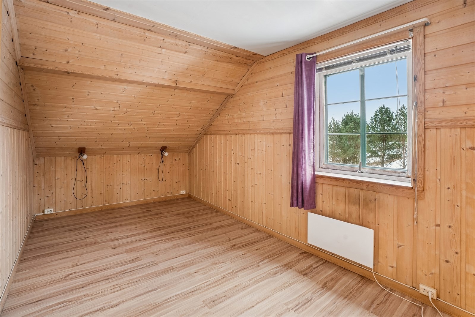 Det andre soverommet har også en god størrelse og skråtak som gir karakter. Galleribilde