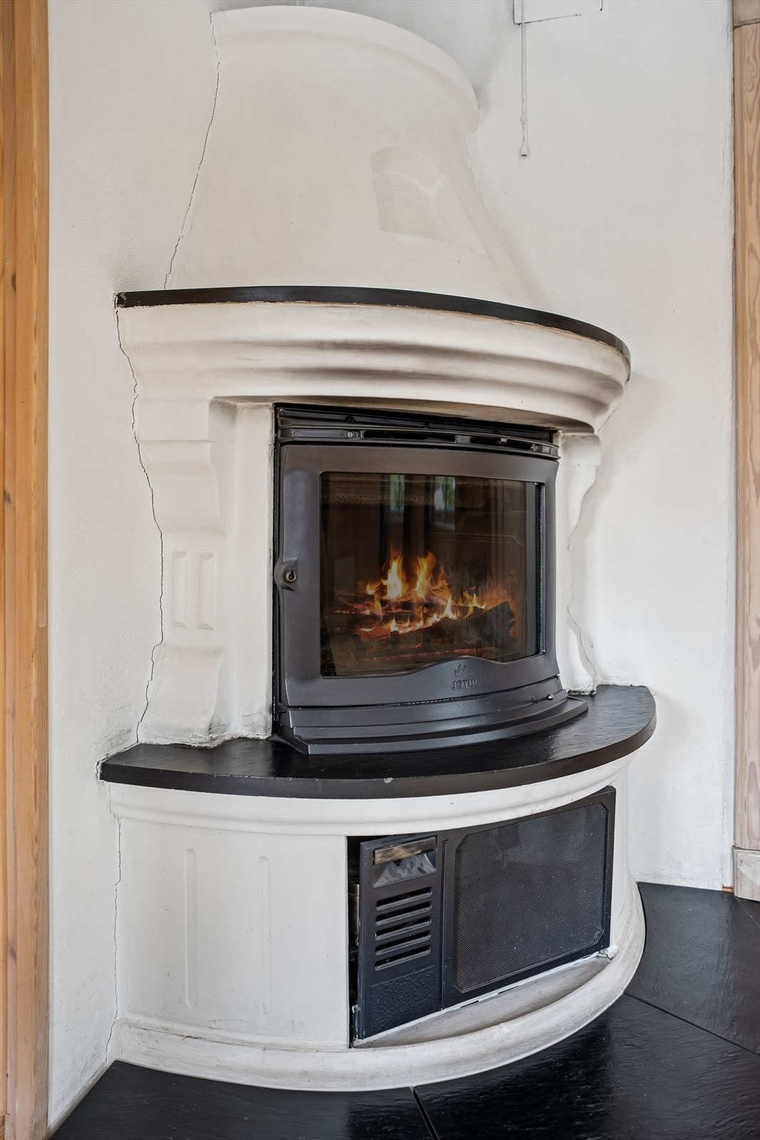 Stuen er utstyrt med peisovn for en effektiv oppvarming Galleribilde