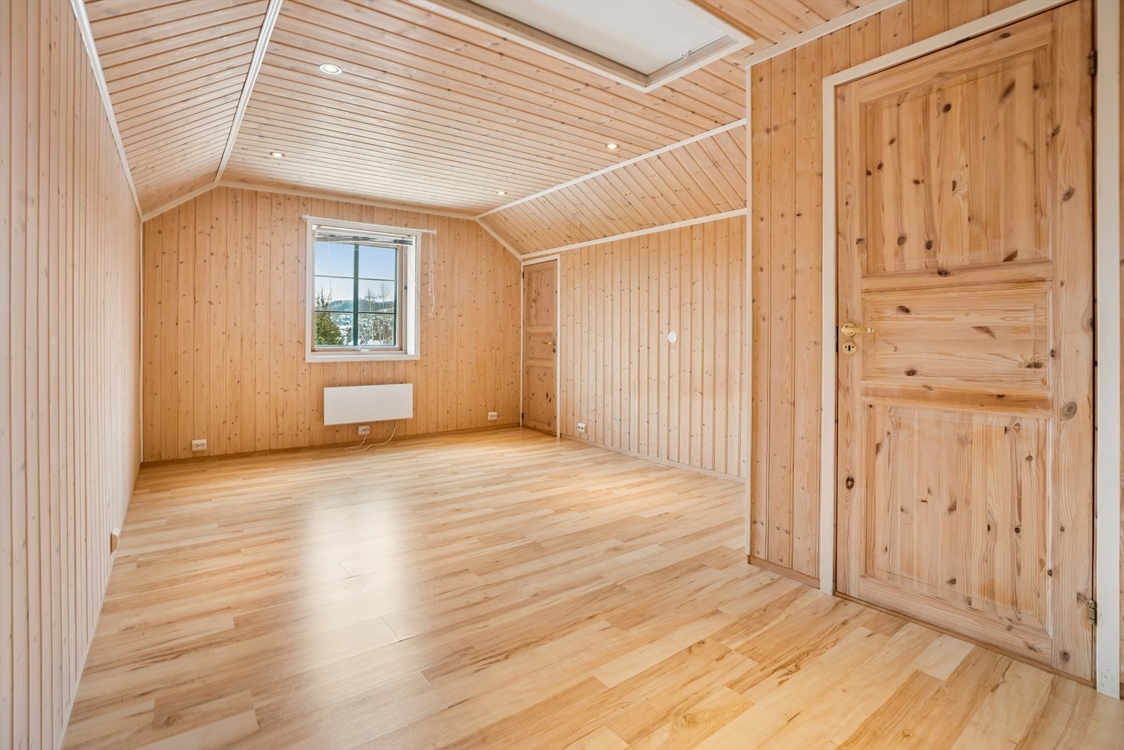 Rommet har laminat på gulvet og plass til både seng og oppbevaringsmøbler. Galleribilde