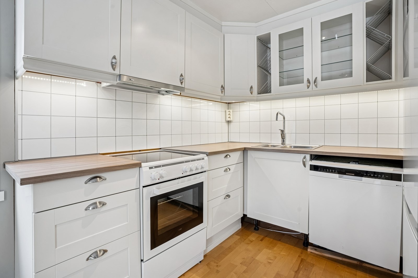 Kjøkkeninnredningen har profilerte fronter og benkeplate i laminat. Galleribilde