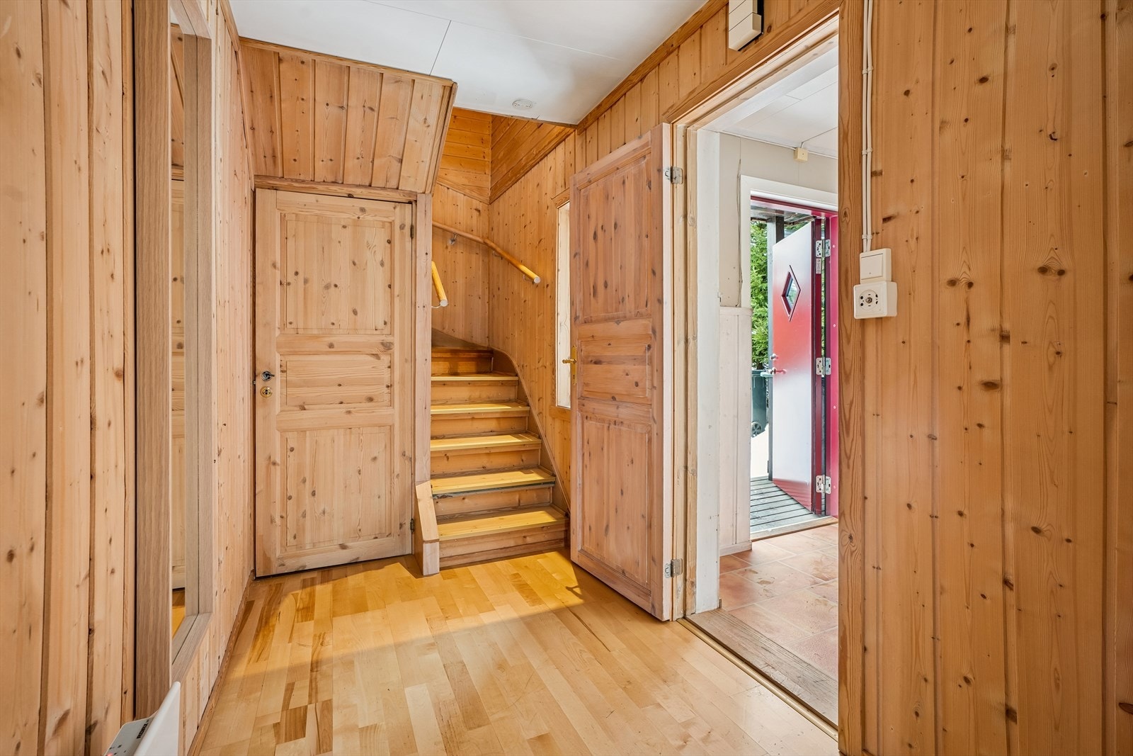 Dette er en enebolig fra 1947 med en tradisjonell planløsning over tre plan. Galleribilde