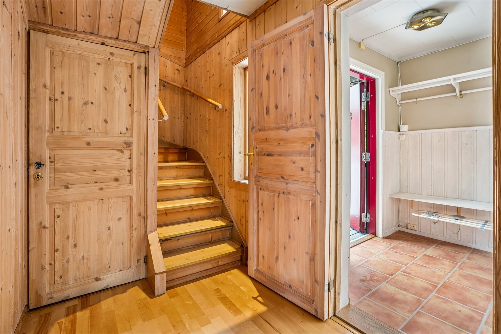 Fra gangen fører en solid tretrapp opp til andre etasje og ned til kjelleren. Galleribilde