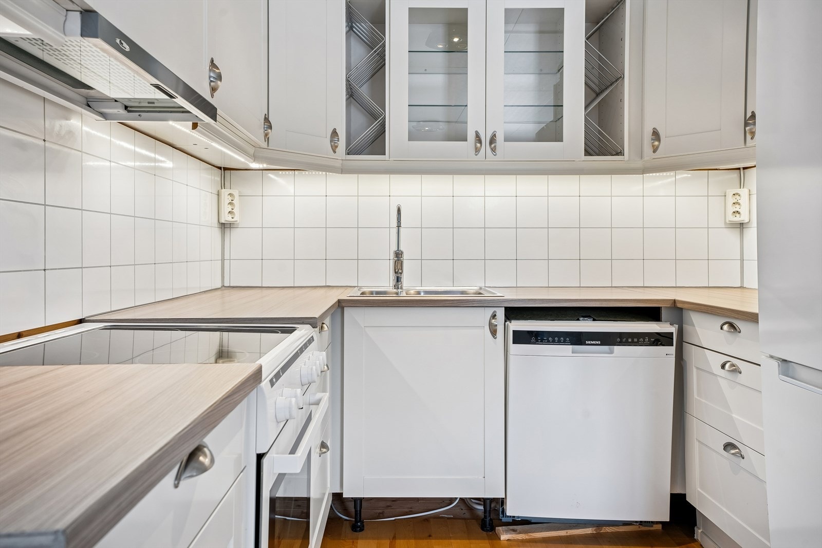 Kjøkkenet er utstyrt med komfyr, oppvaskmaskin og kjøl-/fryseskap. Galleribilde