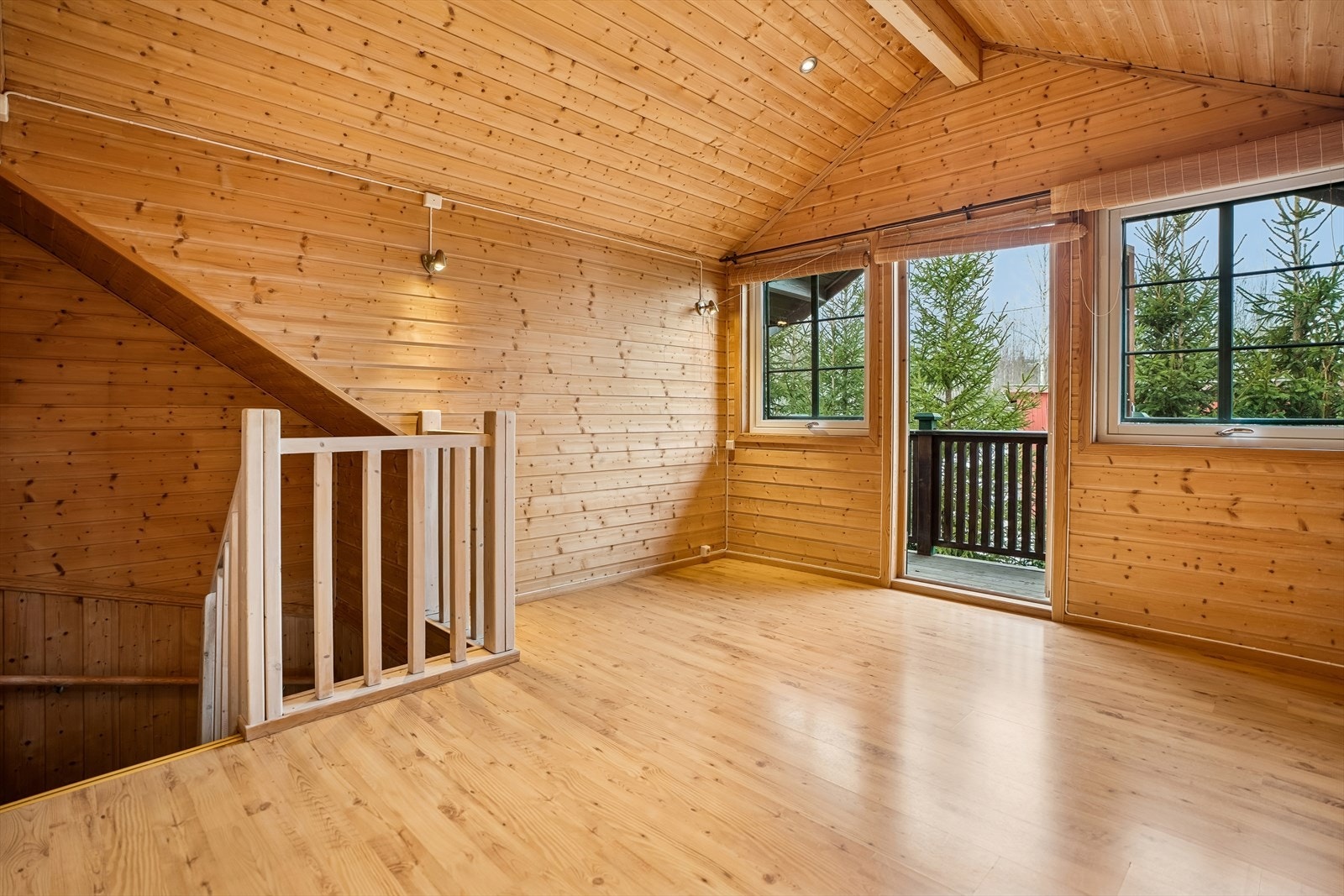 Fra trappehallen er det direkte utgang til en veranda på 3 m². Galleribilde