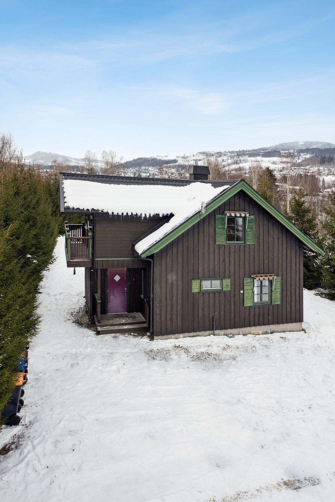 Eiendommen ligger i et etablert område med utsikt mot omkringliggende landskap. Galleribilde