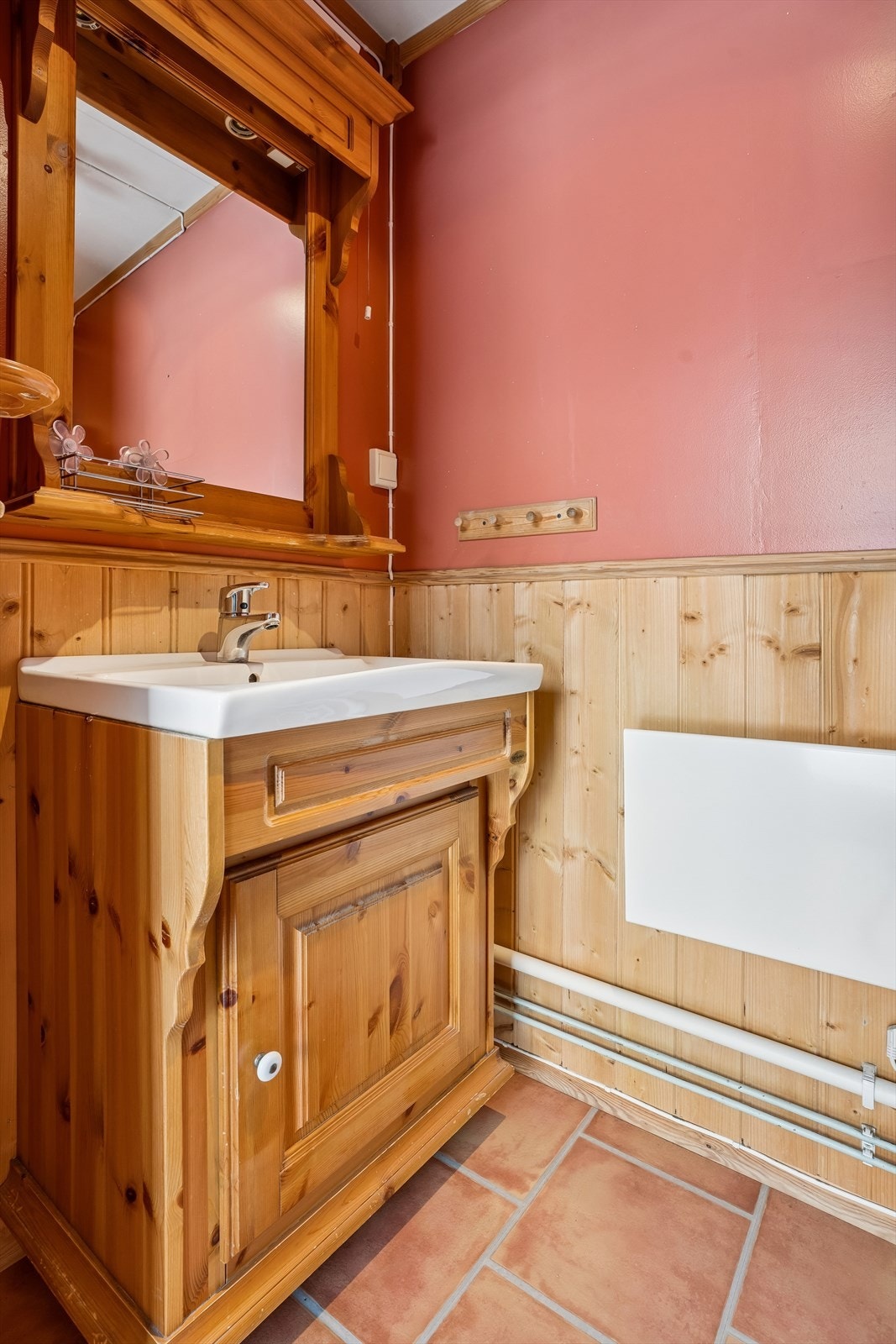 Rommet har trepanel på veggene og flislignende gulvbelegg. Galleribilde