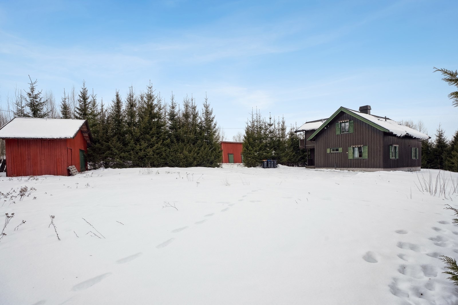 På eiendommen står to eldre garasjebygg med lagringsplass, registrert som renoveringsobjekter. Galleribilde