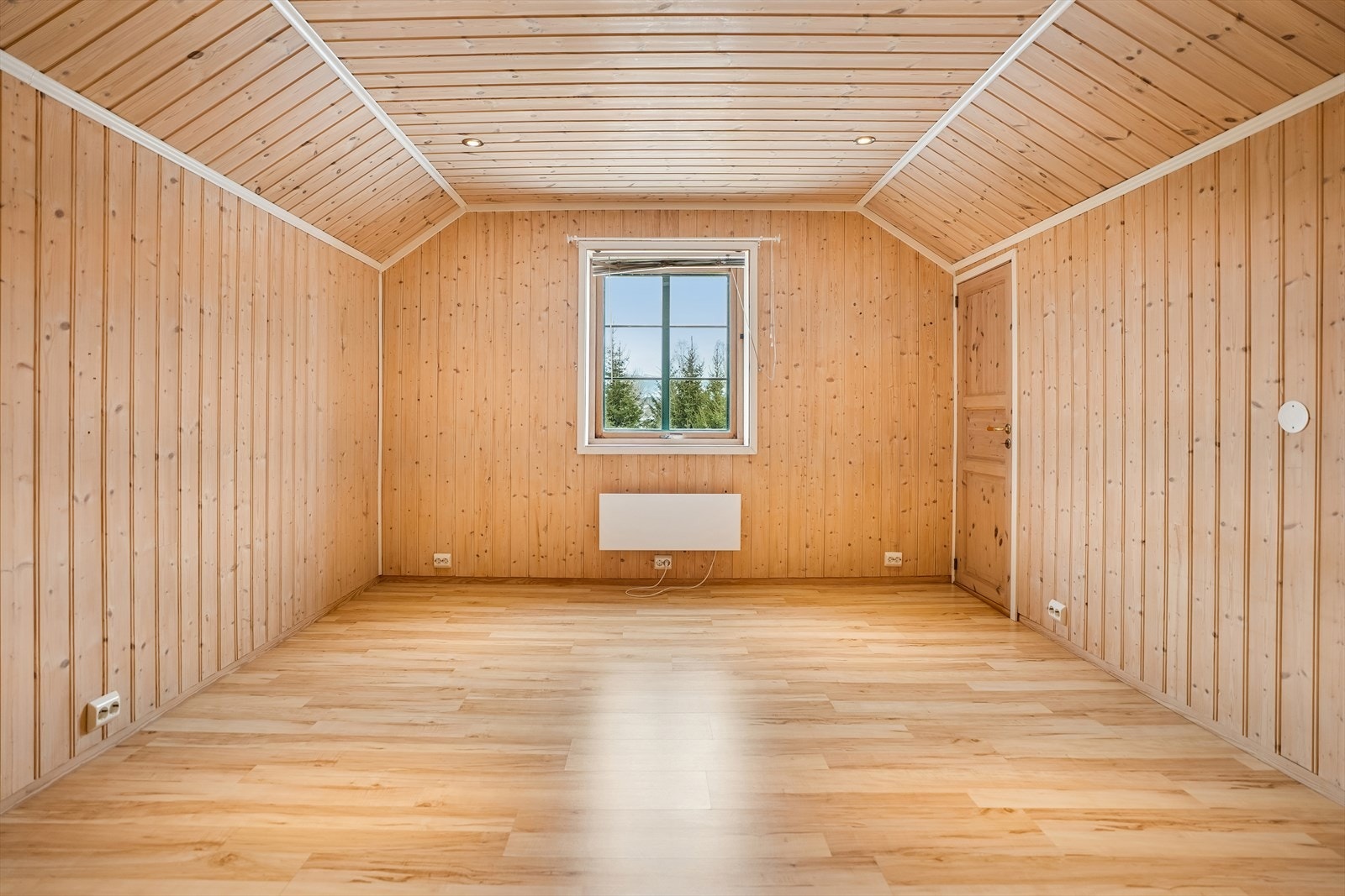 Hovedsoverommet er romslig og har overflater med trepanel. Galleribilde