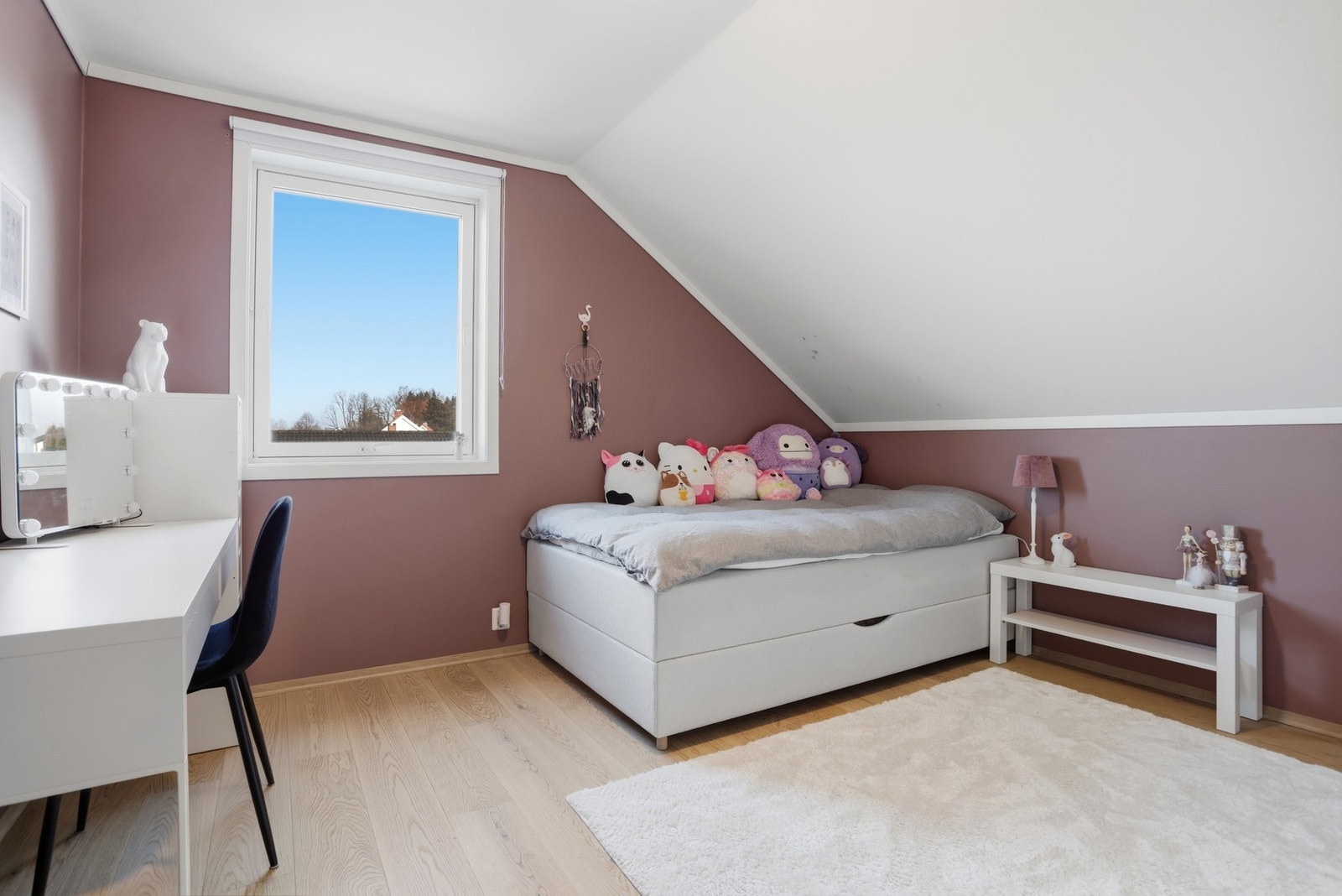 Alle rommene er av god størrelse og har god plass til dobbelseng og garderobe med tilhørende møblement. Galleribilde